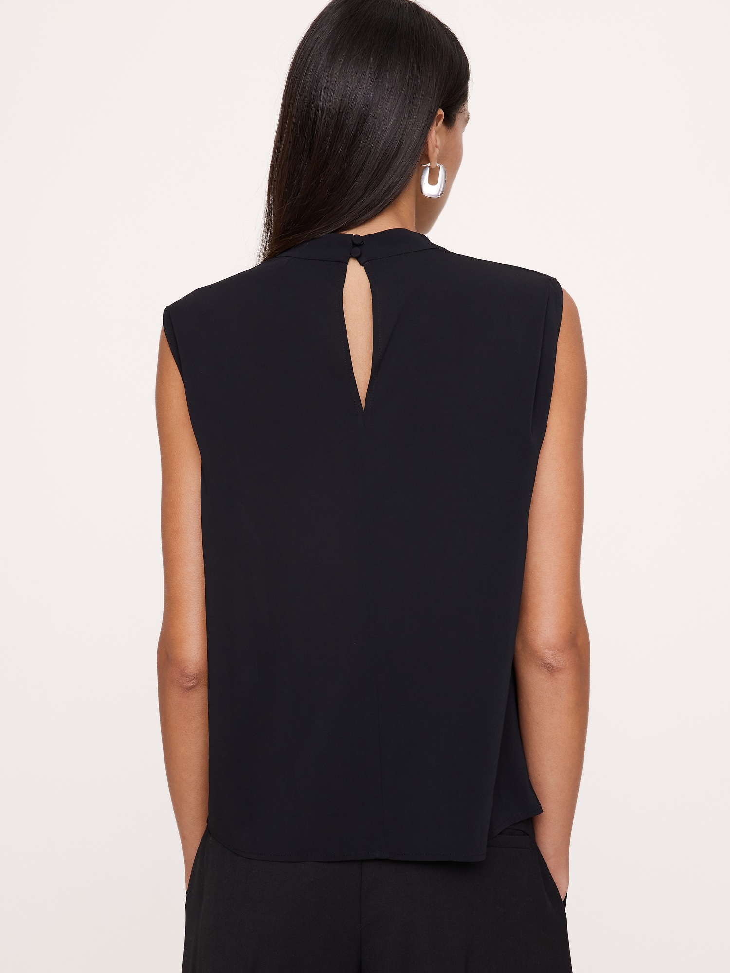 Женский топ Banana Republic Drapey Cowl-Neck Tank, цвет: Чёрный — фото 2