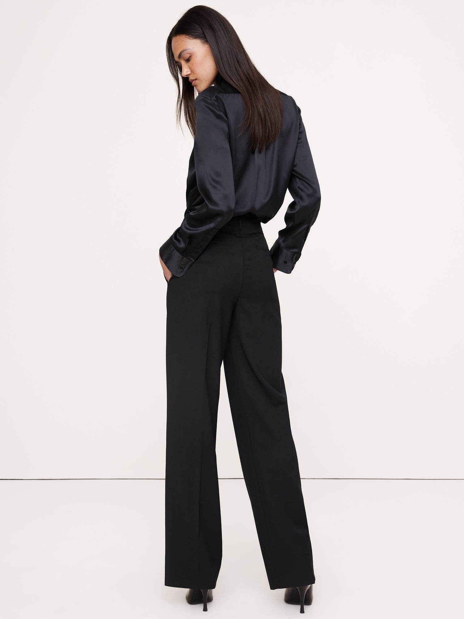 Женские брюки Banana Republic Ultra High-Rise Modern Straight Italian Lightweight Wool Pant, цвет: Чёрный — фото 2