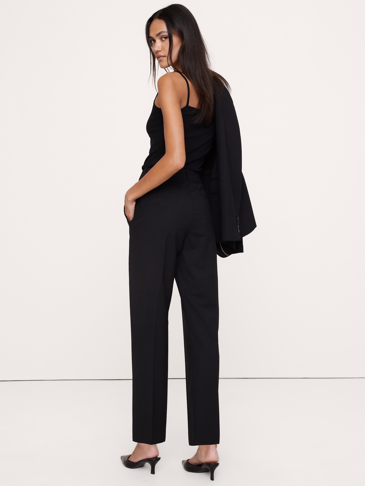 Женские брюки Banana Republic Ultra High-Rise Modern Slim Italian Lightweight Wool Ankle Pant, цвет: Чёрный — фото 2