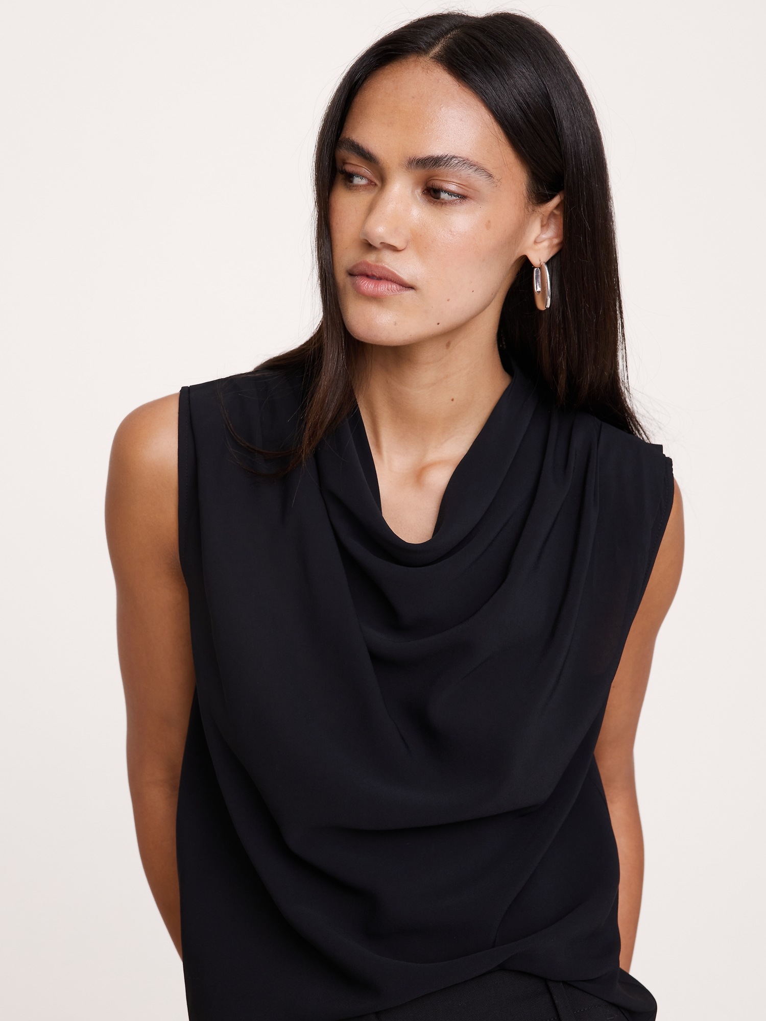 Женский топ Banana Republic Drapey Cowl-Neck Tank, цвет: Чёрный — фото 3