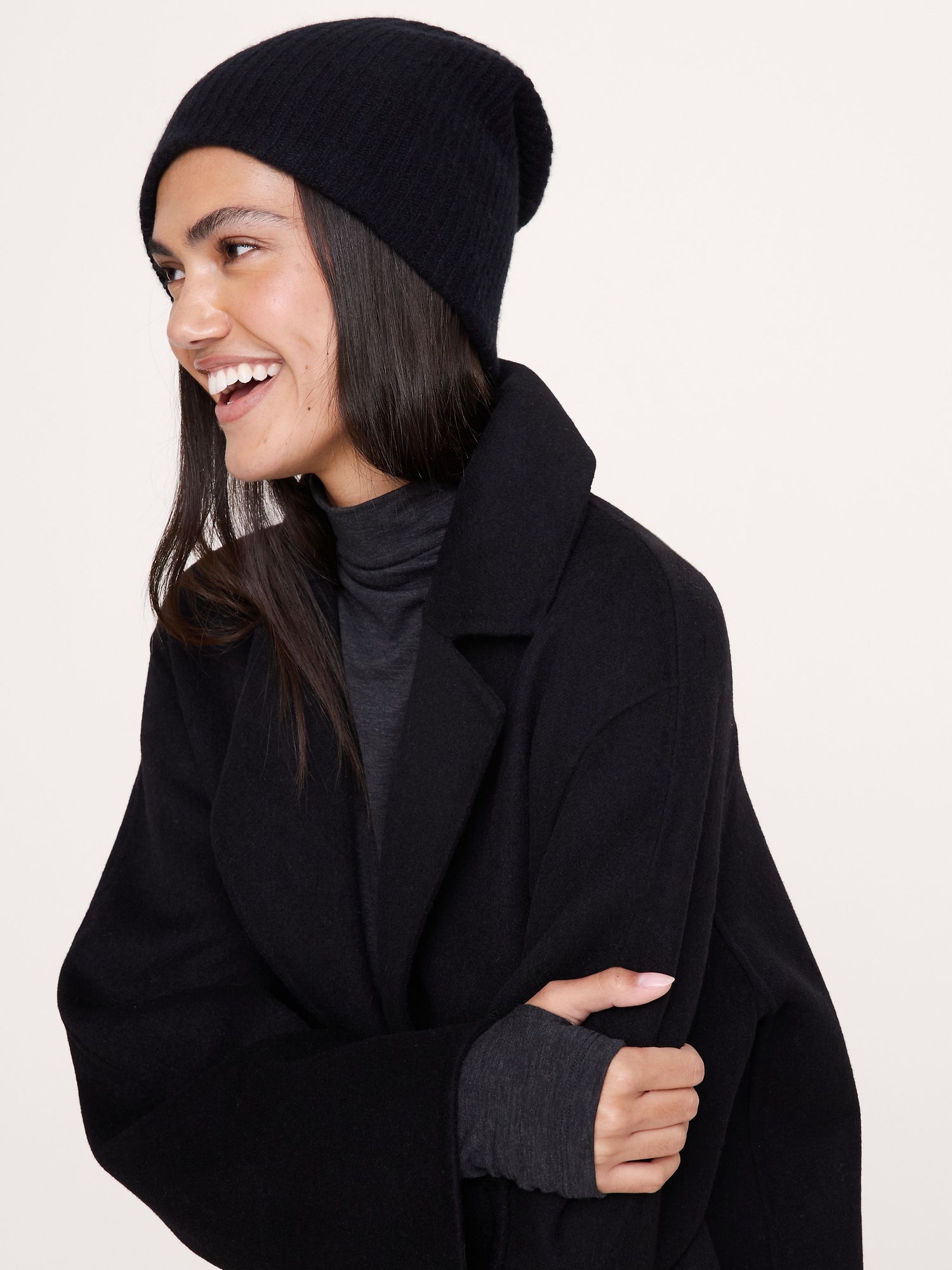 Женская шапка Banana Republic Cashmere Slouchy Beanie, цвет: Чёрный — фото 2