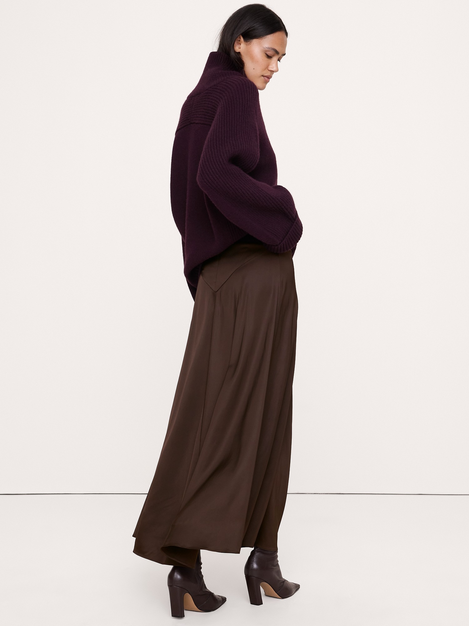 Женская юбка Banana Republic Stretch-Satin Basque-Waist Maxi, цвет: Шоколадный коричневый — фото 2