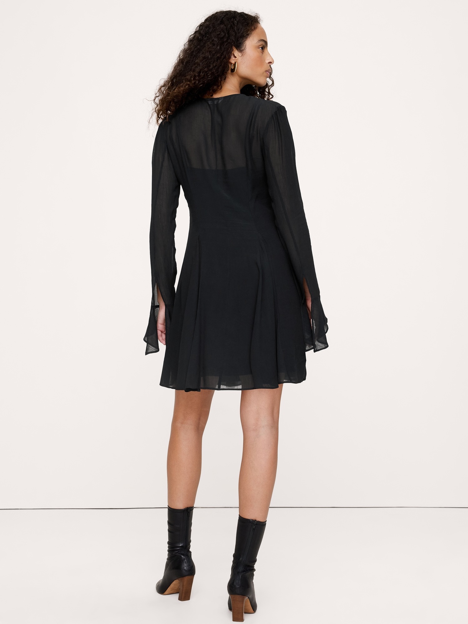 Женское мини-платье из шифона Banana Republic Crinkle Chiffon, цвет: Чёрный — фото 2