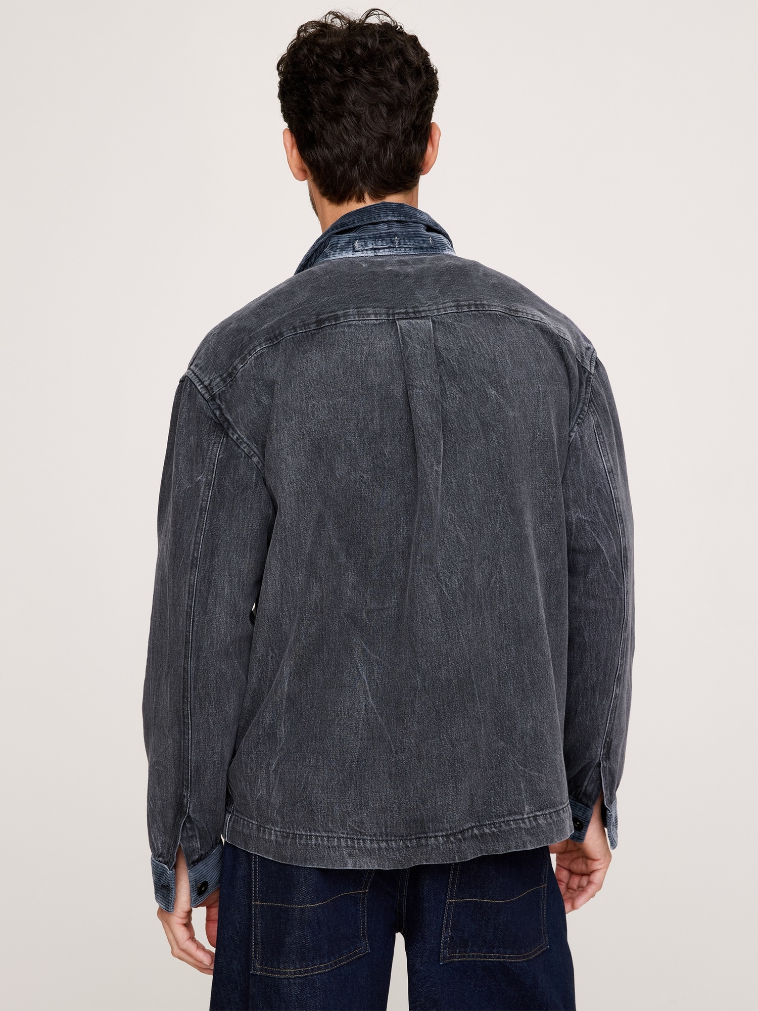 Мужская рубашка Banana Republic Relaxed-Fit Italian Denim Overshirt, цвет: Чёрный варёный — фото 2