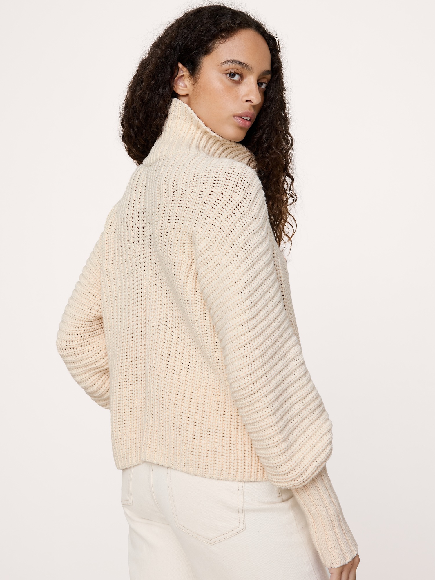 Женский свитер Banana Republic Chunky Cotton Funnel-Neck, цвет: Кремовый белый — фото 2