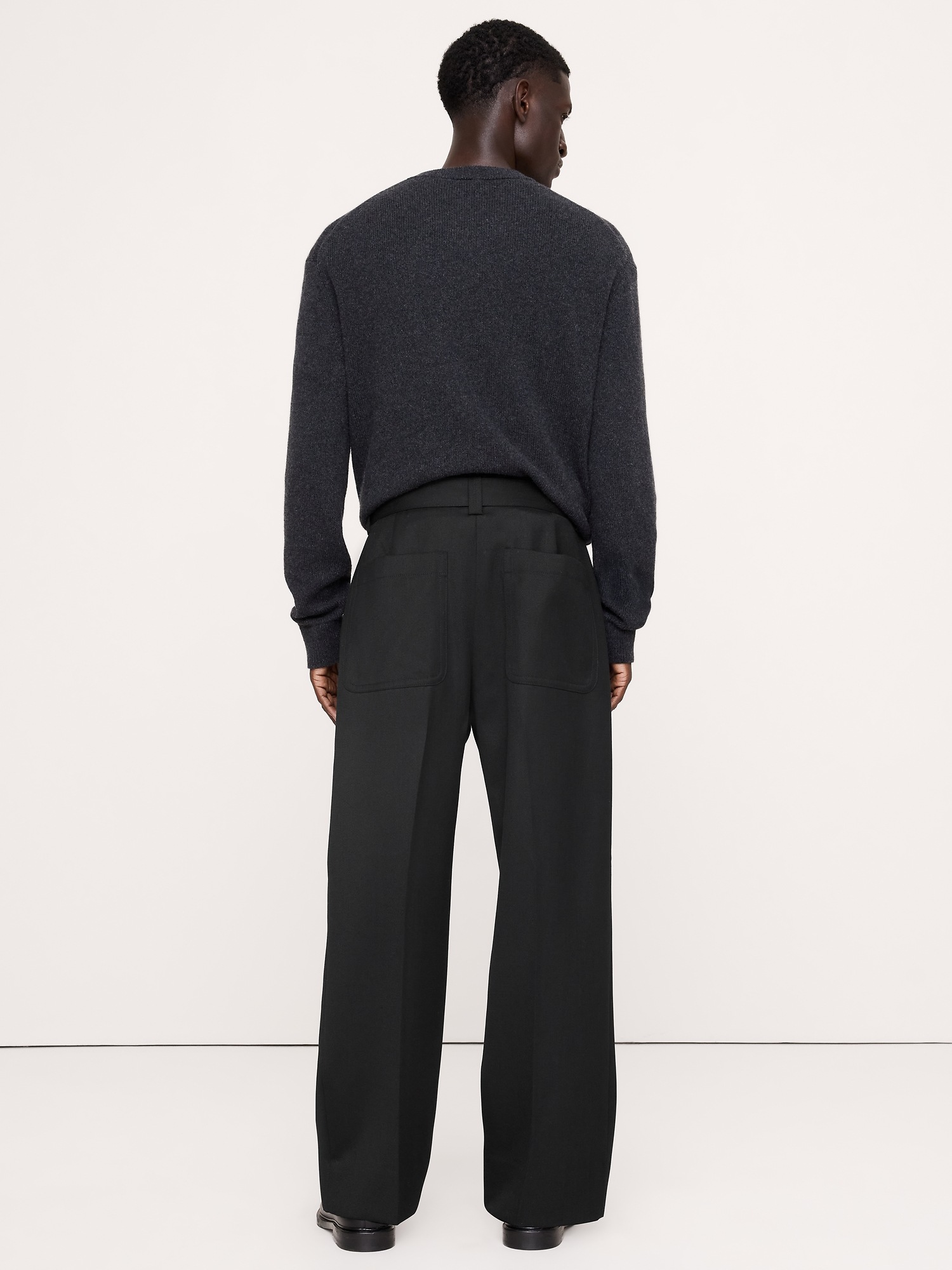 Мужские брюки Banana Republic Loose Twill Belted Dress Pant, цвет: Чёрный — фото 2