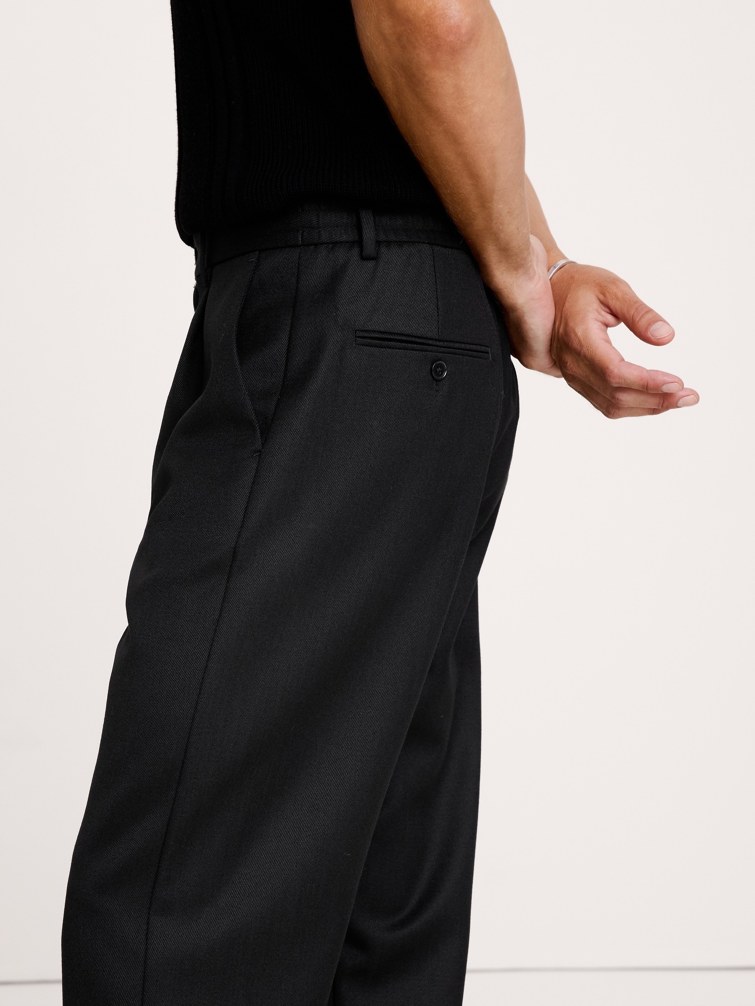 Мужские брюки Banana Republic Relaxed Twill Dress Pant, цвет: Чёрный — фото 3