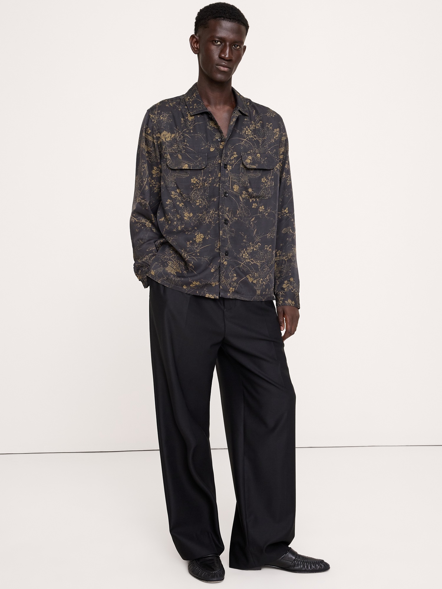 Мужская рубашка Banana Republic Standard-Fit Drapey Floral Resort, цвет: Чёрный с принтом