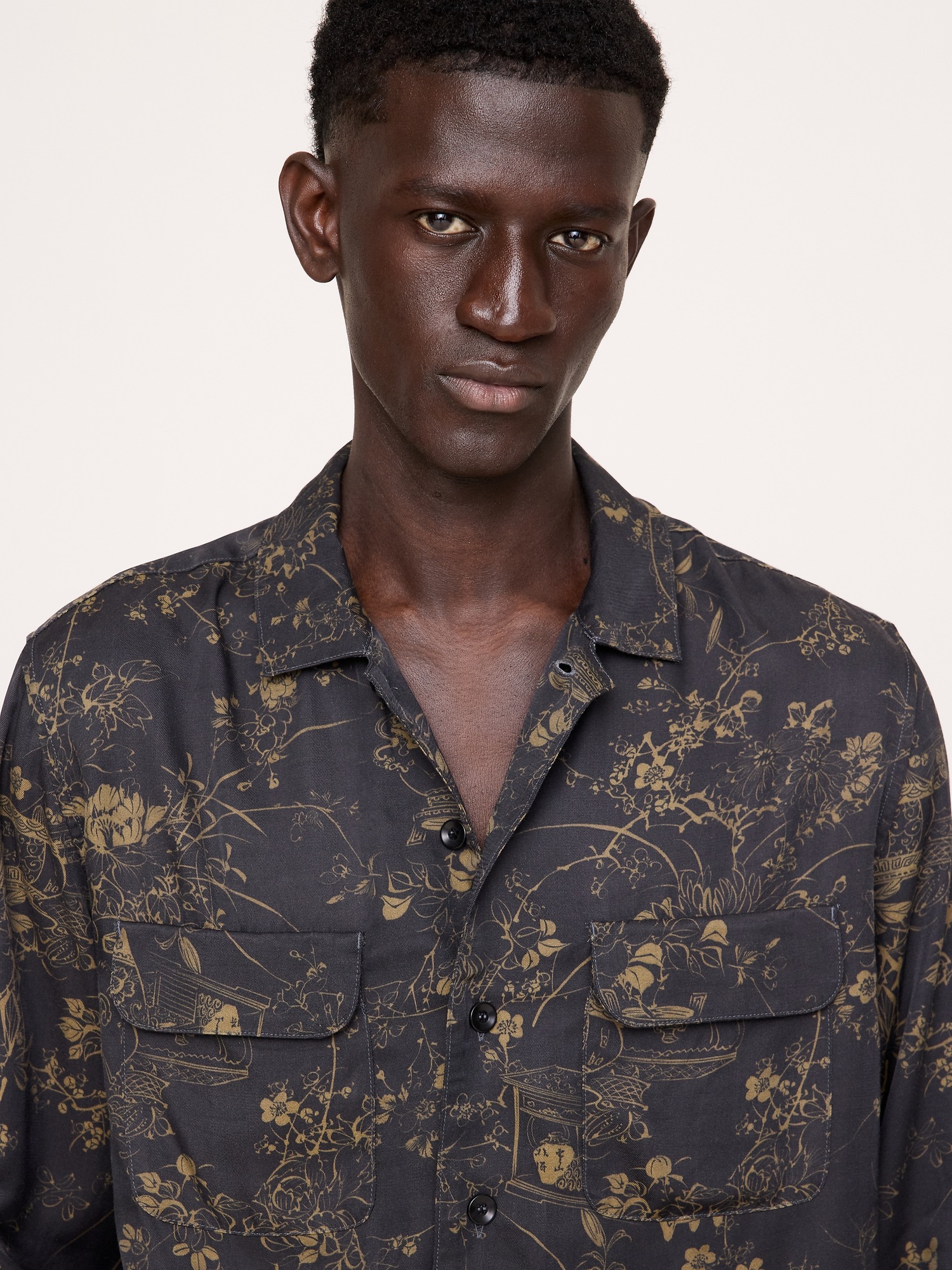 Мужская рубашка Banana Republic Standard-Fit Drapey Floral Resort, цвет: Чёрный с принтом — фото 2