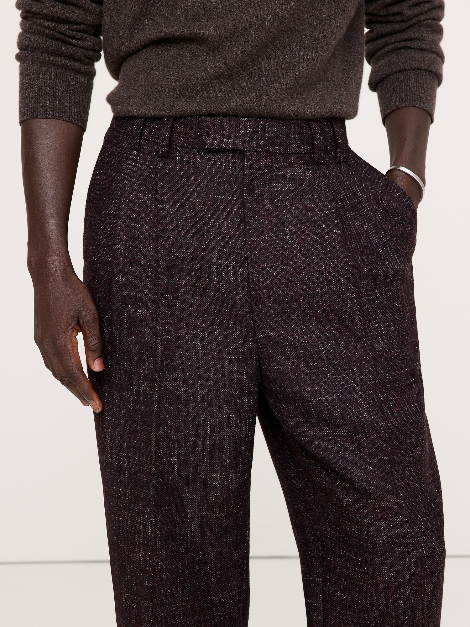 Мужские брюки Banana Republic Relaxed Pleated Dress Pant, цвет: Тёмно-бордовый — фото 3
