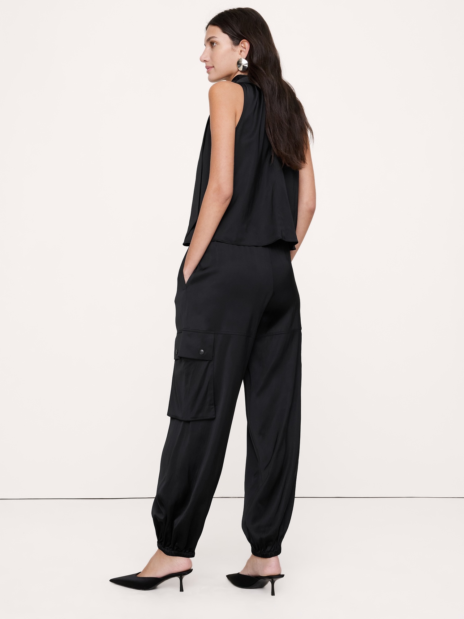 Женские брюки Banana Republic Stretch-Satin Balloon Cargo Pant, цвет: Чёрный — фото 2