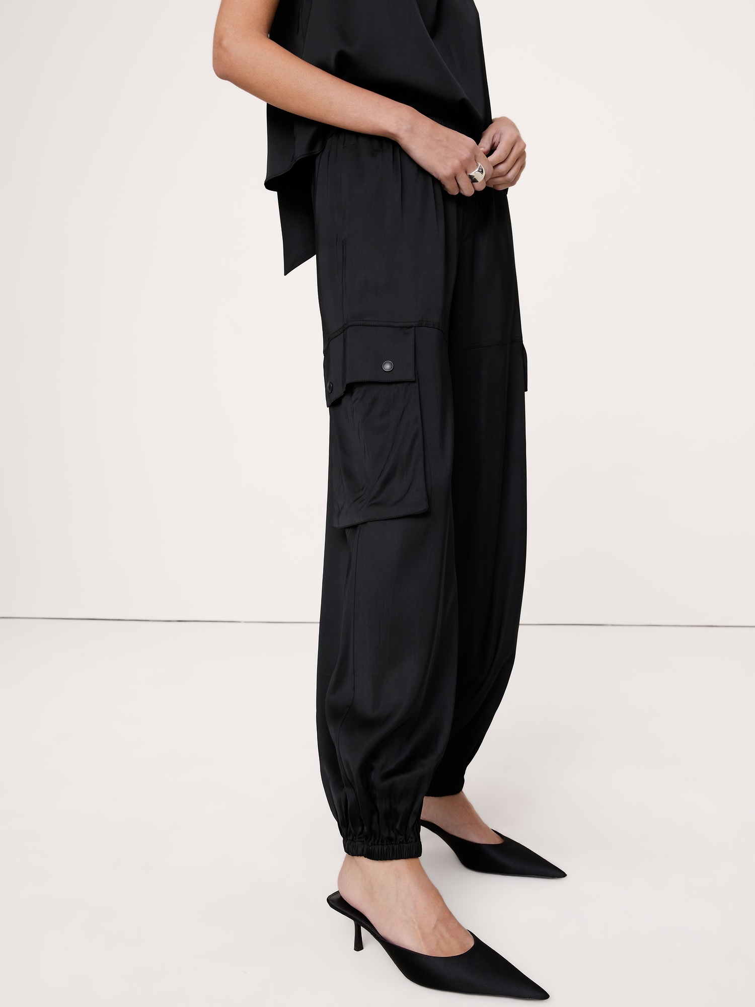Женские брюки Banana Republic Stretch-Satin Balloon Cargo Pant, цвет: Чёрный — фото 3
