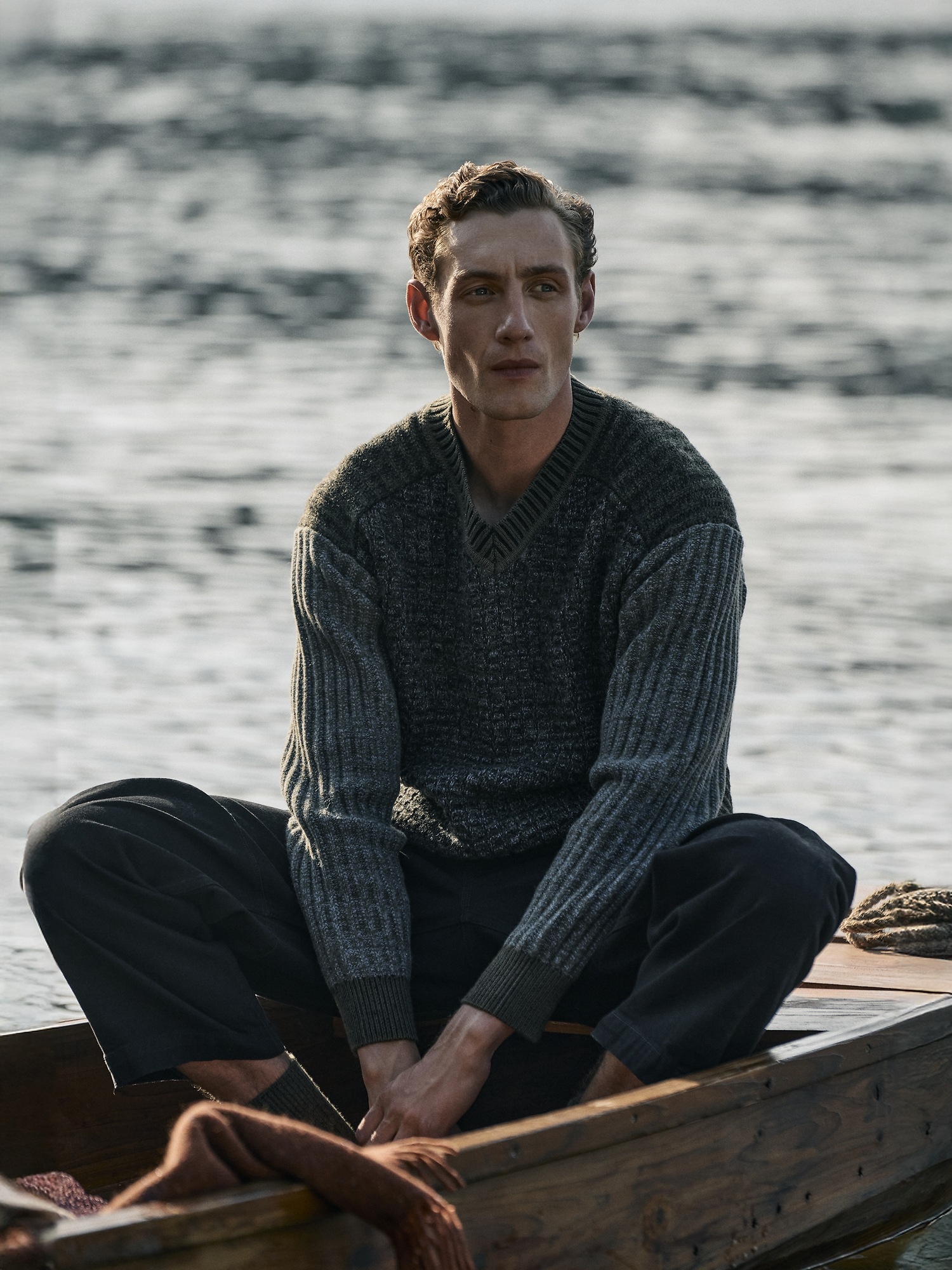 Мужской свитер Banana Republic Merino V-Neck, цвет: Оливковый зелёный — фото 6