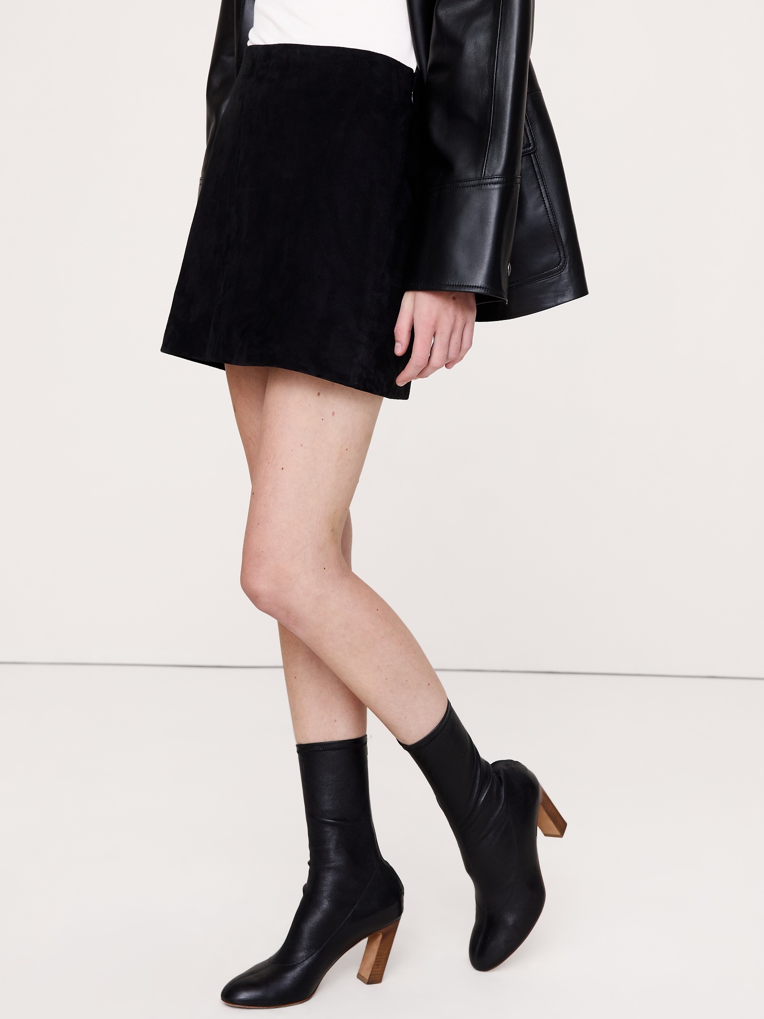 Женская юбка Banana Republic Suede Mini, цвет: Чёрный — фото 4