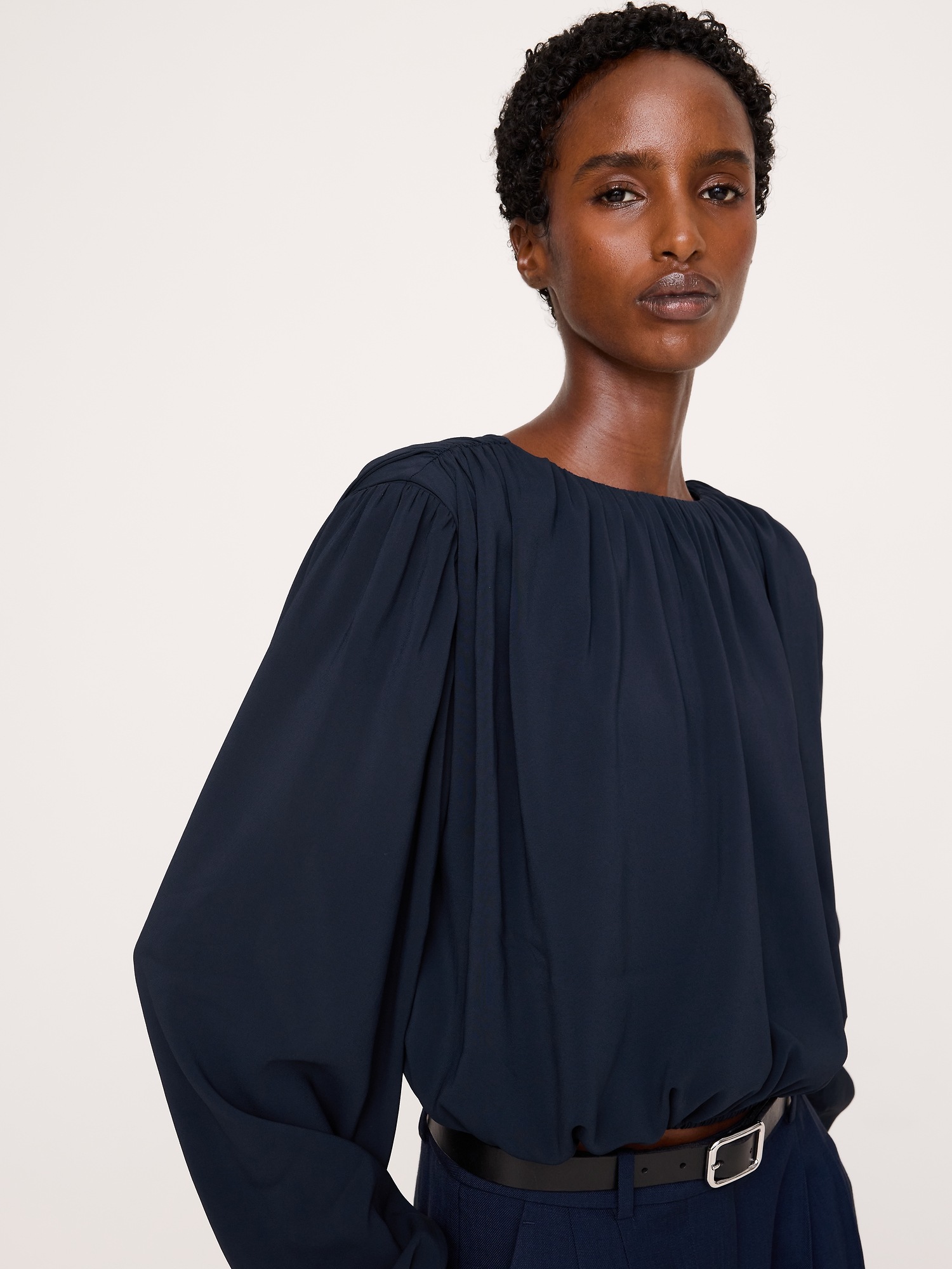 Женский топ Banana Republic Georgette Cropped Top, цвет: Тёмно-синий — фото 3