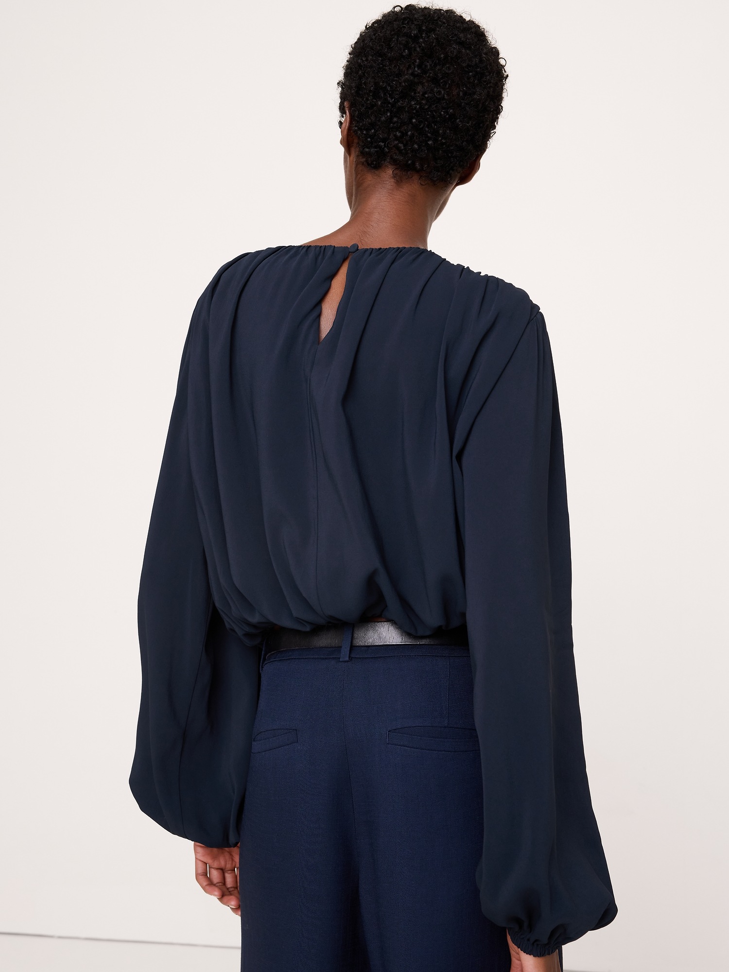 Женский топ Banana Republic Georgette Cropped Top, цвет: Тёмно-синий — фото 2