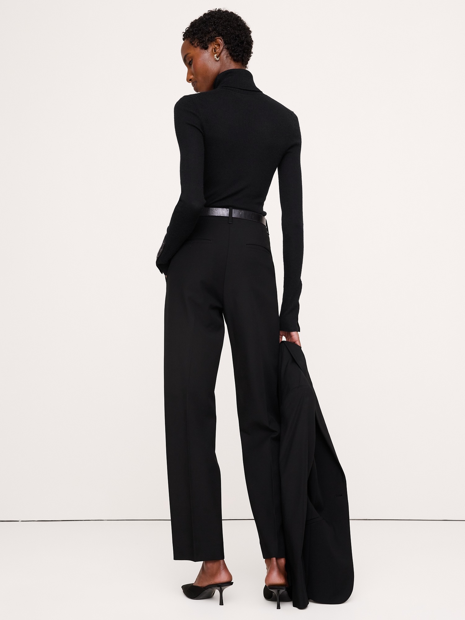 Женские брюки Banana Republic Ultra High-Rise Modern Slim City Stretch Ankle Pant, цвет: Чёрный — фото 2