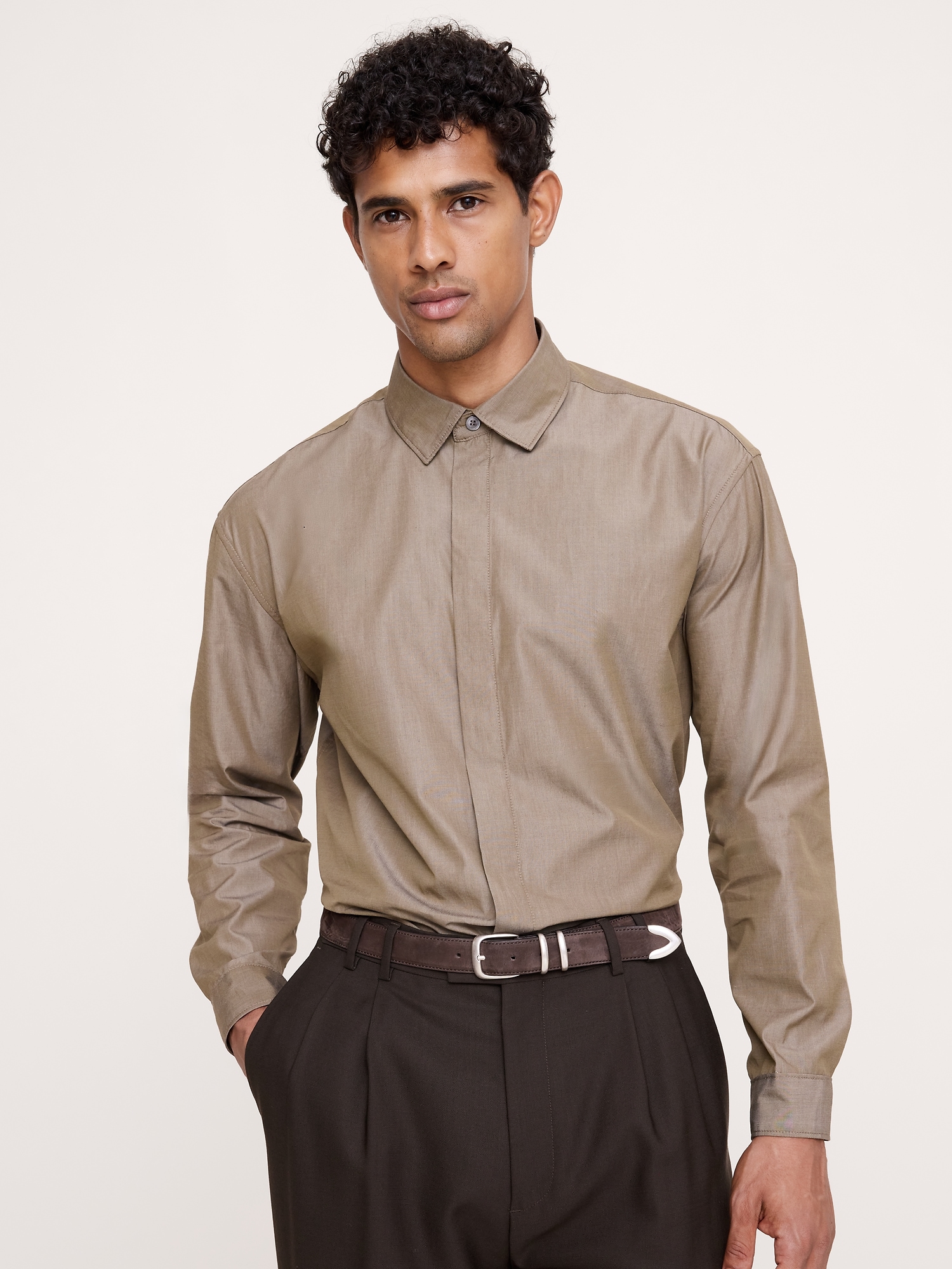 Мужская рубашка Banana Republic Relaxed-Fit Cotton Poplin Tuxedo, цвет: Хаки бежевый