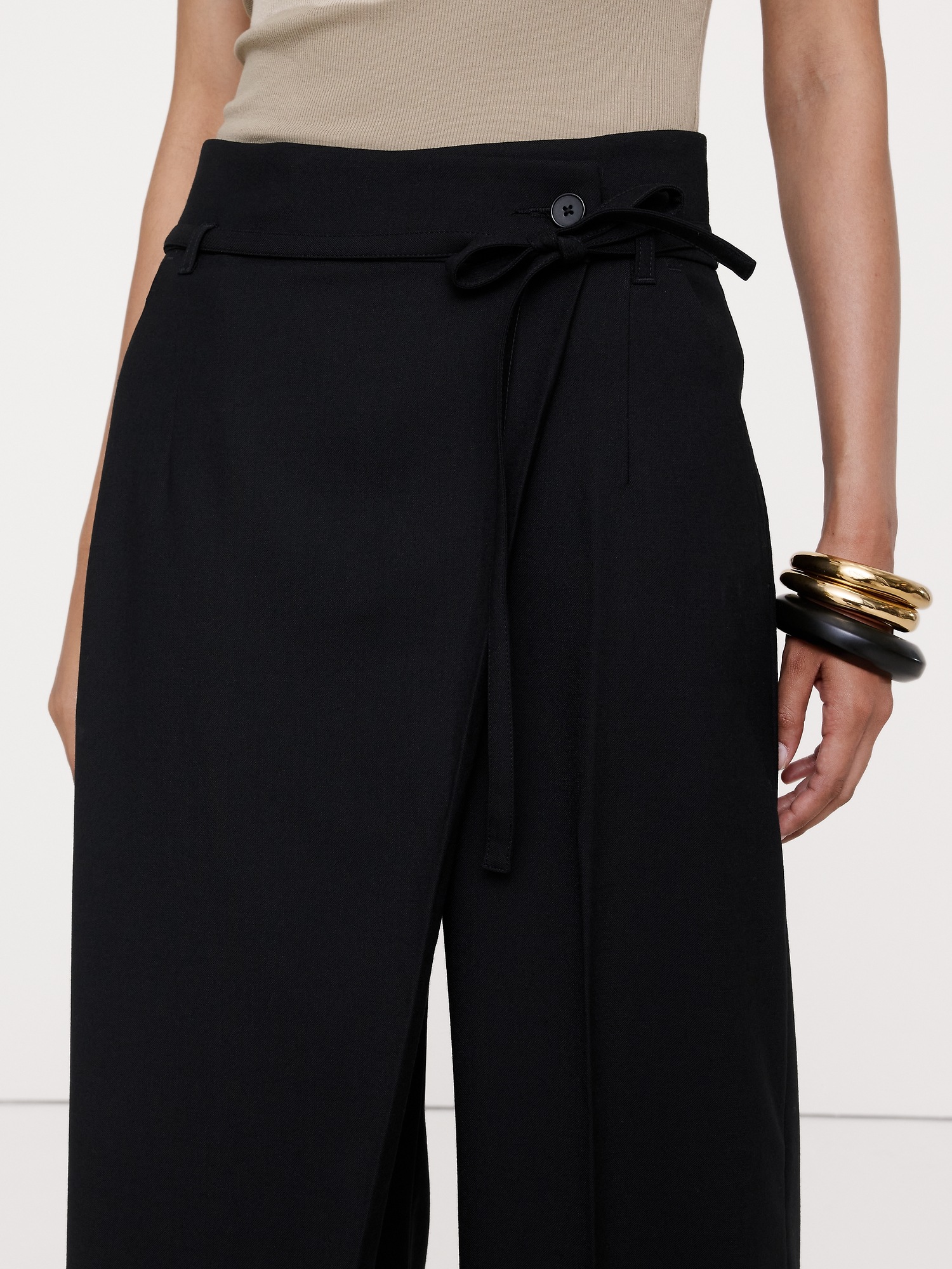 Женские брюки Banana Republic High-Rise Wrap-Front Paperbag Pant, цвет: Чёрный — фото 3