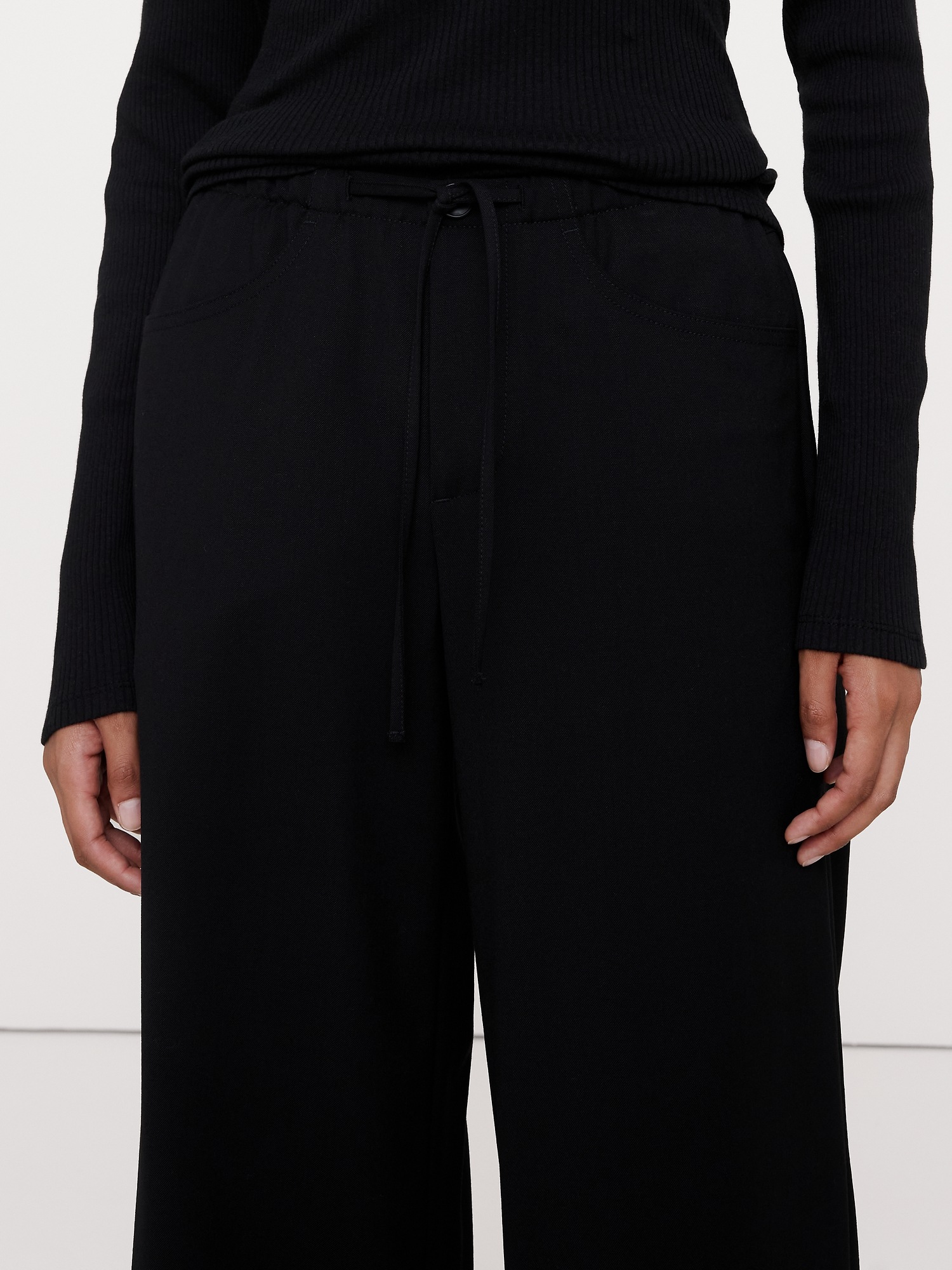 Женские брюки Banana Republic The Studio Wide-Leg Drawstring Pant in Italian Wool., цвет: Чёрный — фото 3