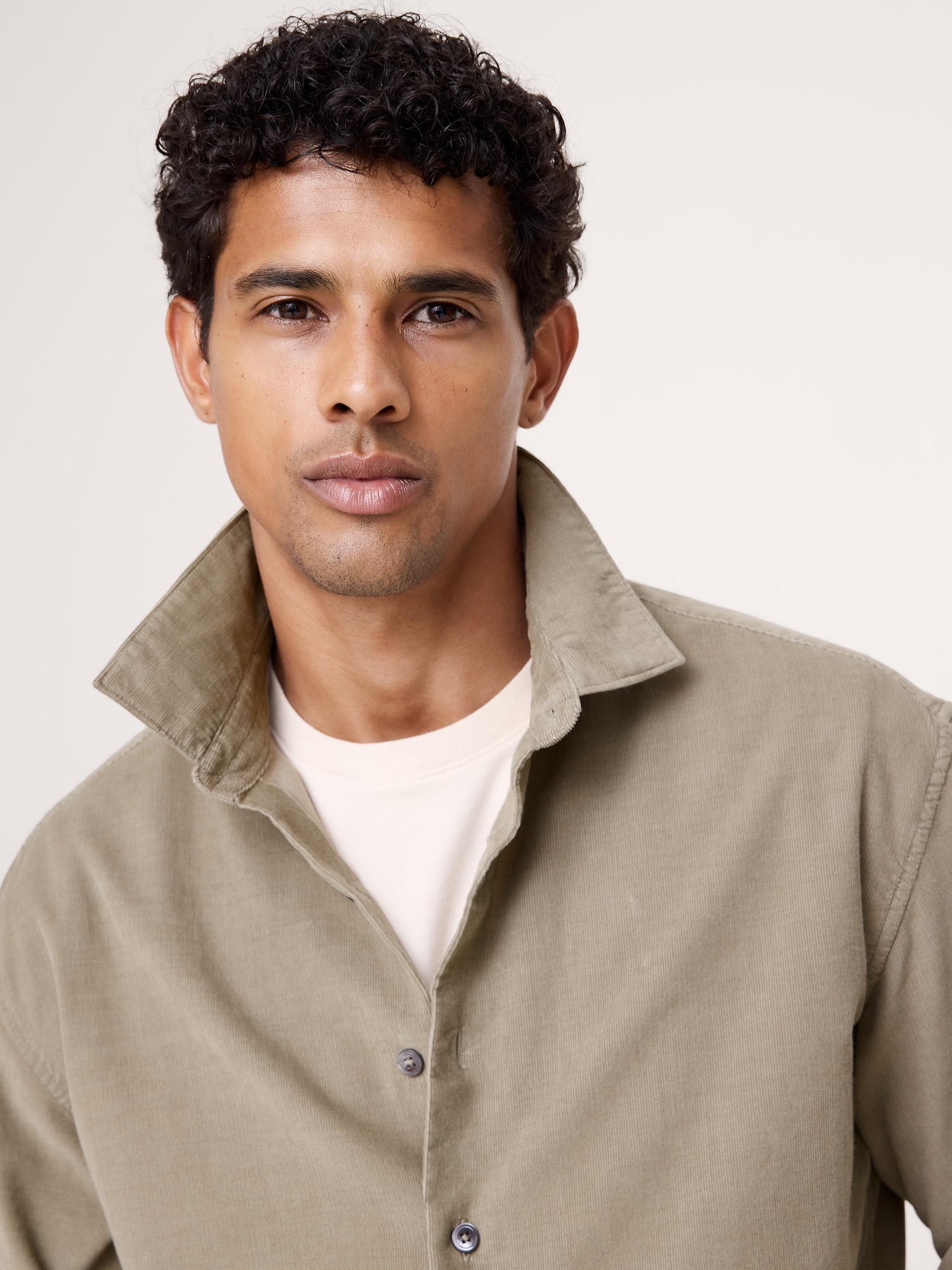 Мужская рубашка Banana Republic The City Shirt in Corduroy, цвет: Хаки бежевый — фото 3