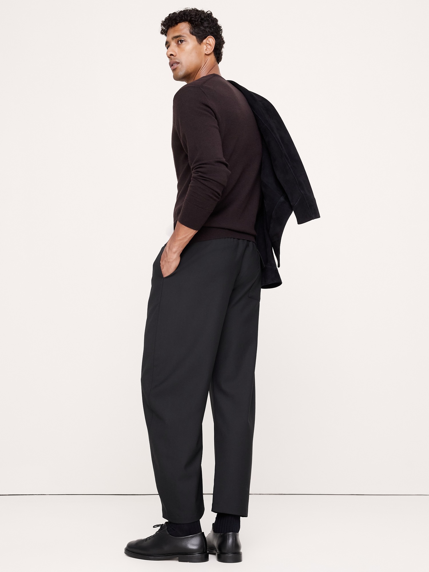 Мужские брюки Banana Republic Relaxed Barrel Wool-Blend Pull-On Pant, цвет: Чёрный — фото 2