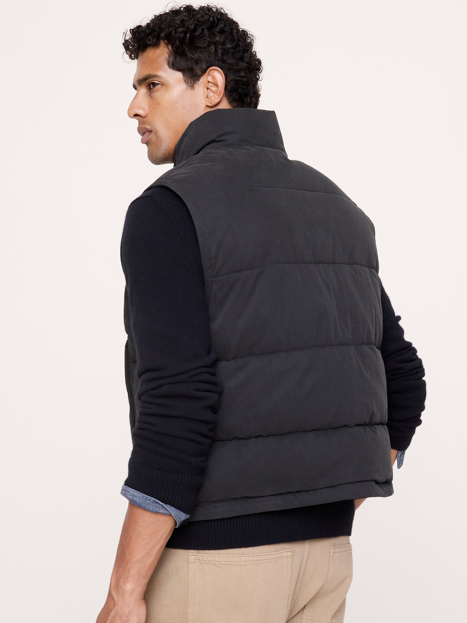 Мужской жилет Banana Republic Quilted Puffer Vest, цвет: Чёрный — фото 2