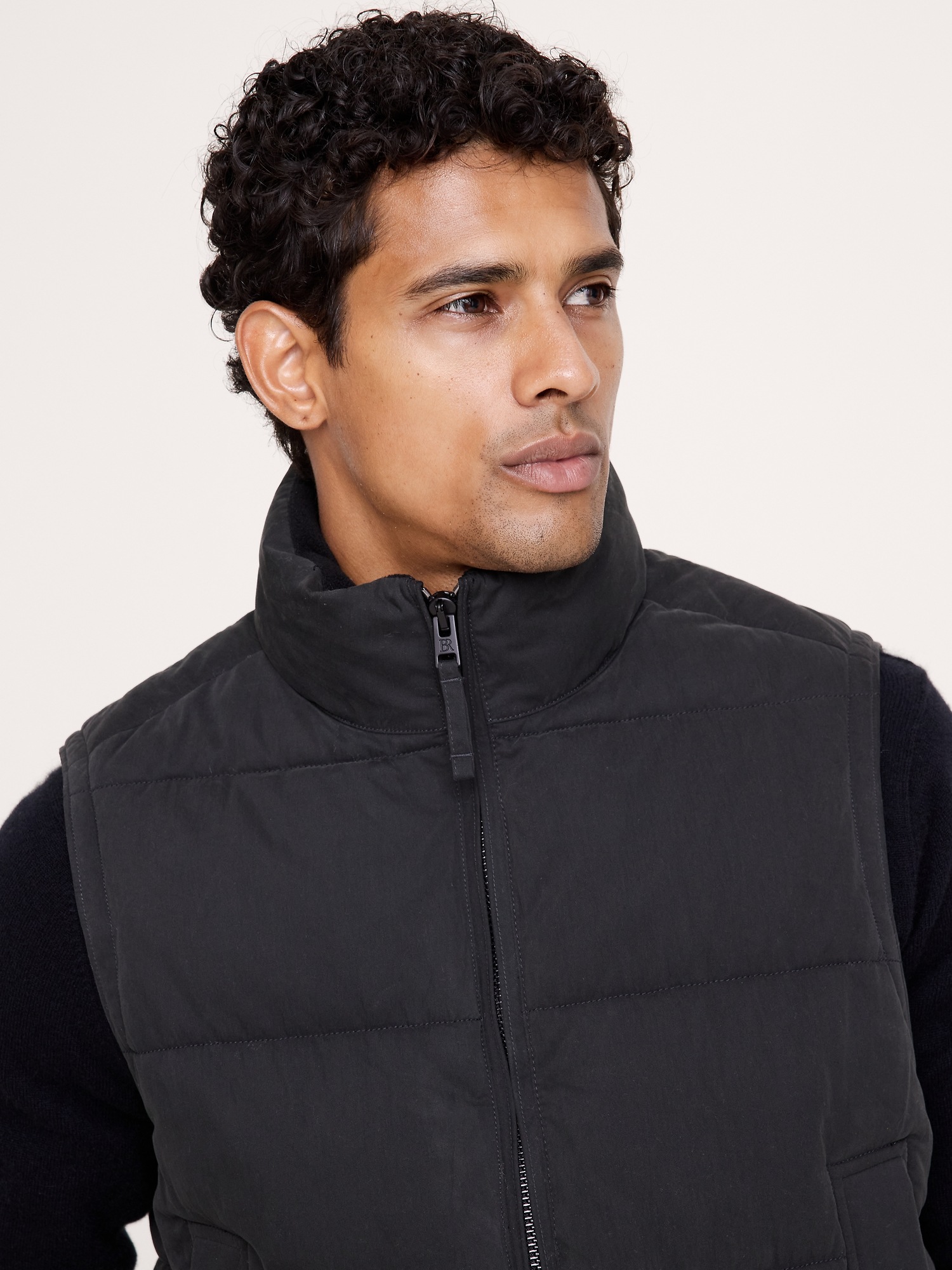 Мужской жилет Banana Republic Quilted Puffer Vest, цвет: Чёрный — фото 3