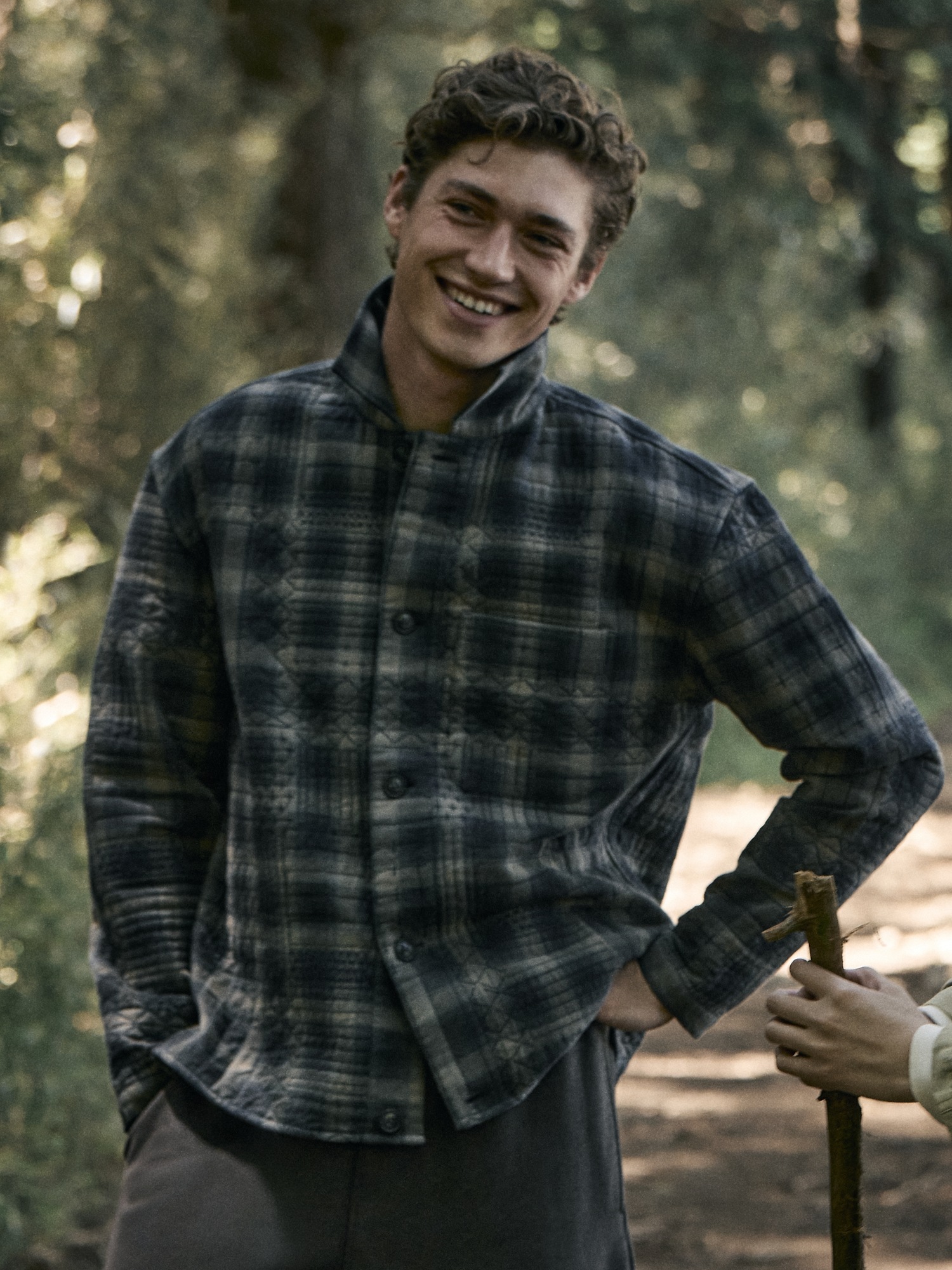 Мужская рубашка Banana Republic Relaxed-Fit Embroidered Cotton Quilted Flannel Overshirt, цвет: Синий / Коричневый — фото 6
