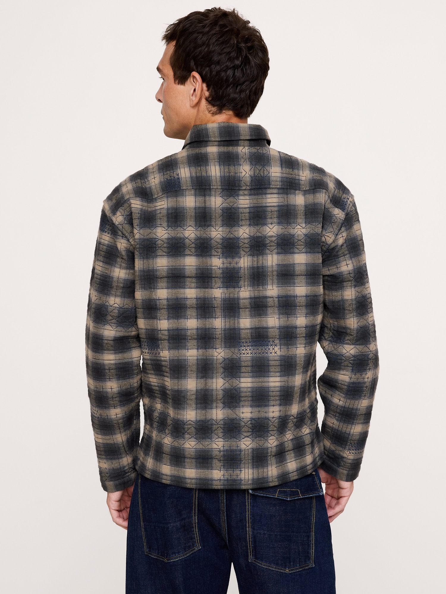 Мужская рубашка Banana Republic Relaxed-Fit Embroidered Cotton Quilted Flannel Overshirt, цвет: Синий / Коричневый — фото 2
