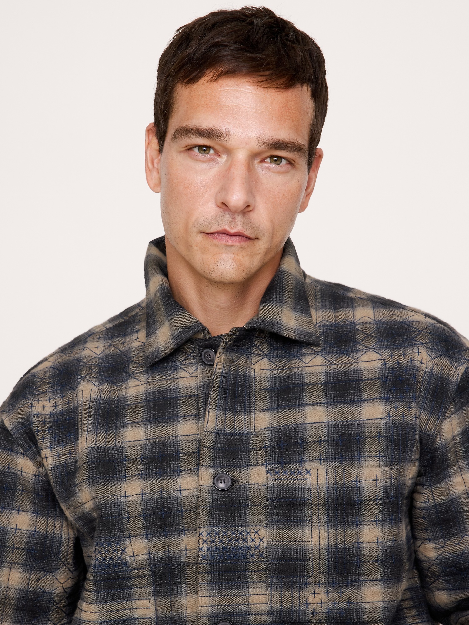 Мужская рубашка Banana Republic Relaxed-Fit Embroidered Cotton Quilted Flannel Overshirt, цвет: Синий / Коричневый — фото 3