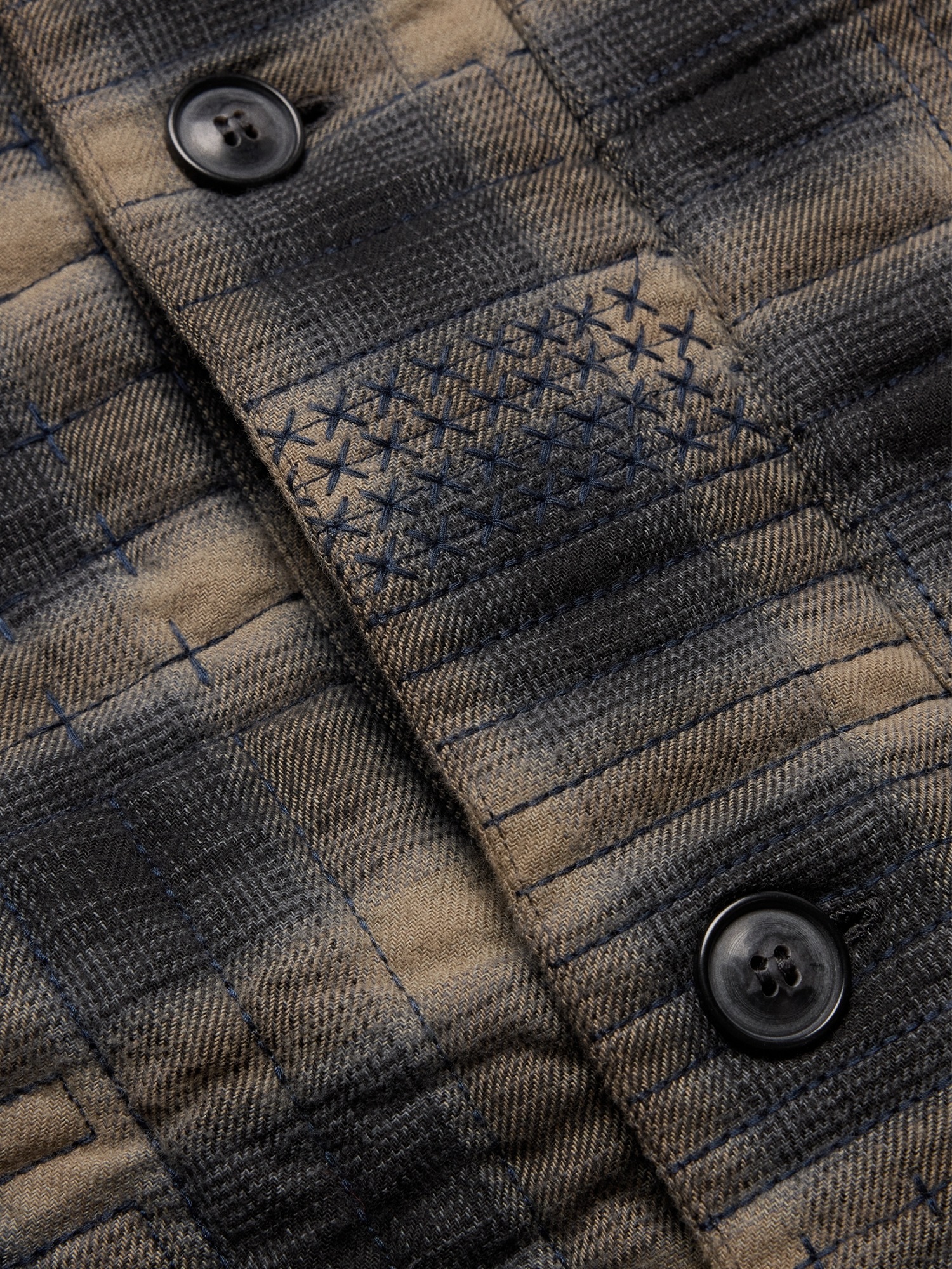 Мужская рубашка Banana Republic Relaxed-Fit Embroidered Cotton Quilted Flannel Overshirt, цвет: Синий / Коричневый — фото 5