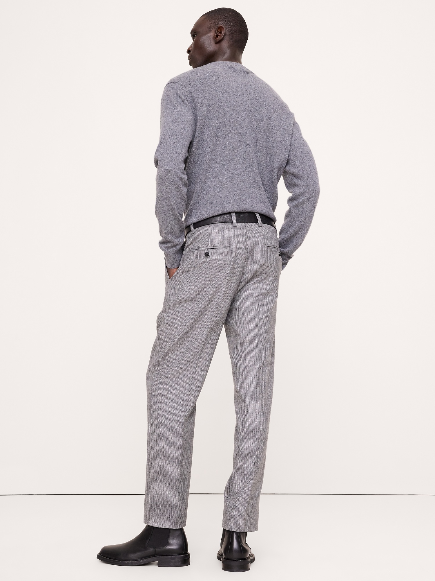 Мужские брюки Banana Republic Classic Tapered Wool-Cotton Herringbone Dress Pant, цвет: Светлый серый — фото 2