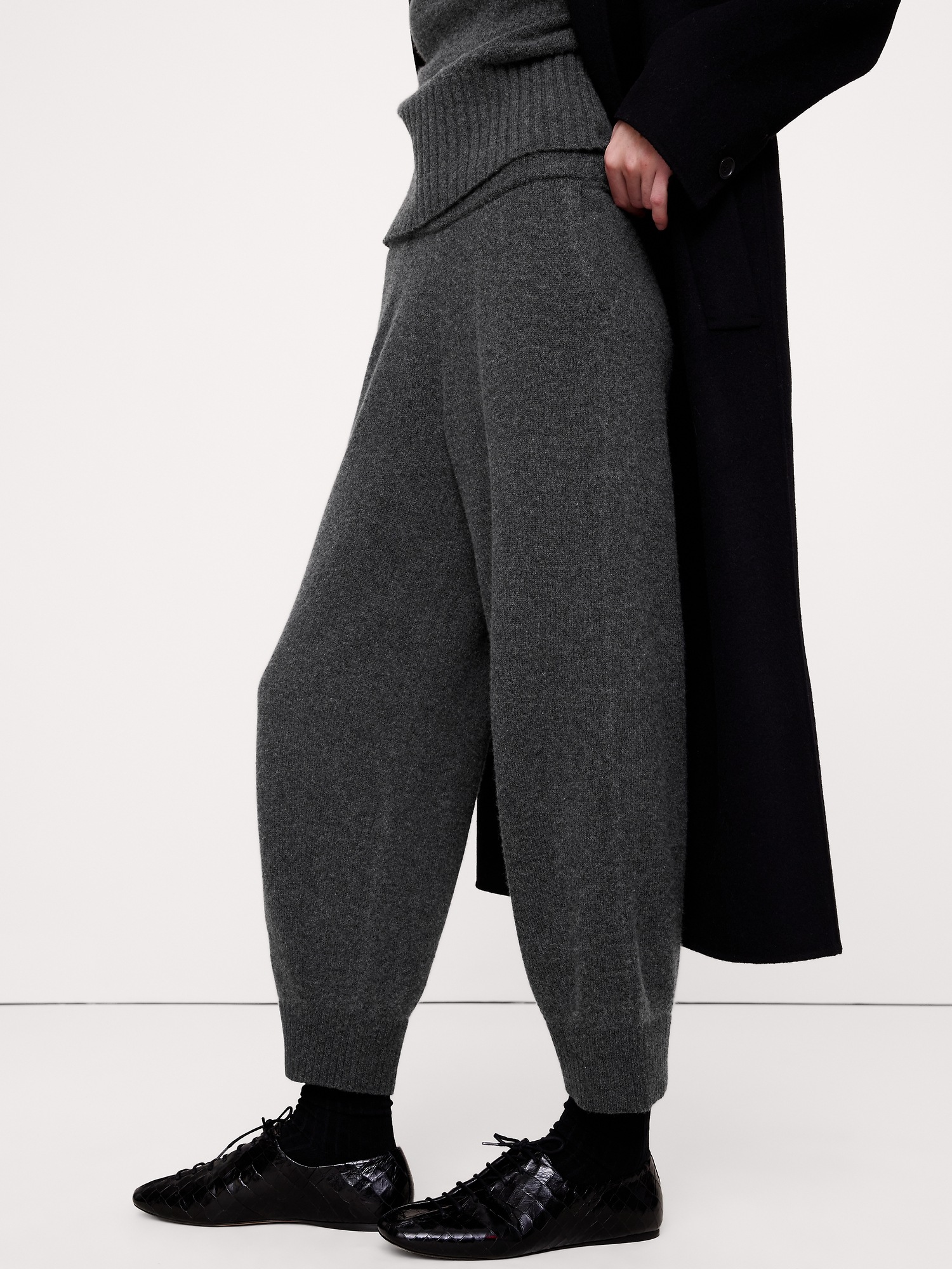 Женские брюки Banana Republic Merino-Cotton Barrel Sweater Pant, цвет: Угольный серый — фото 3