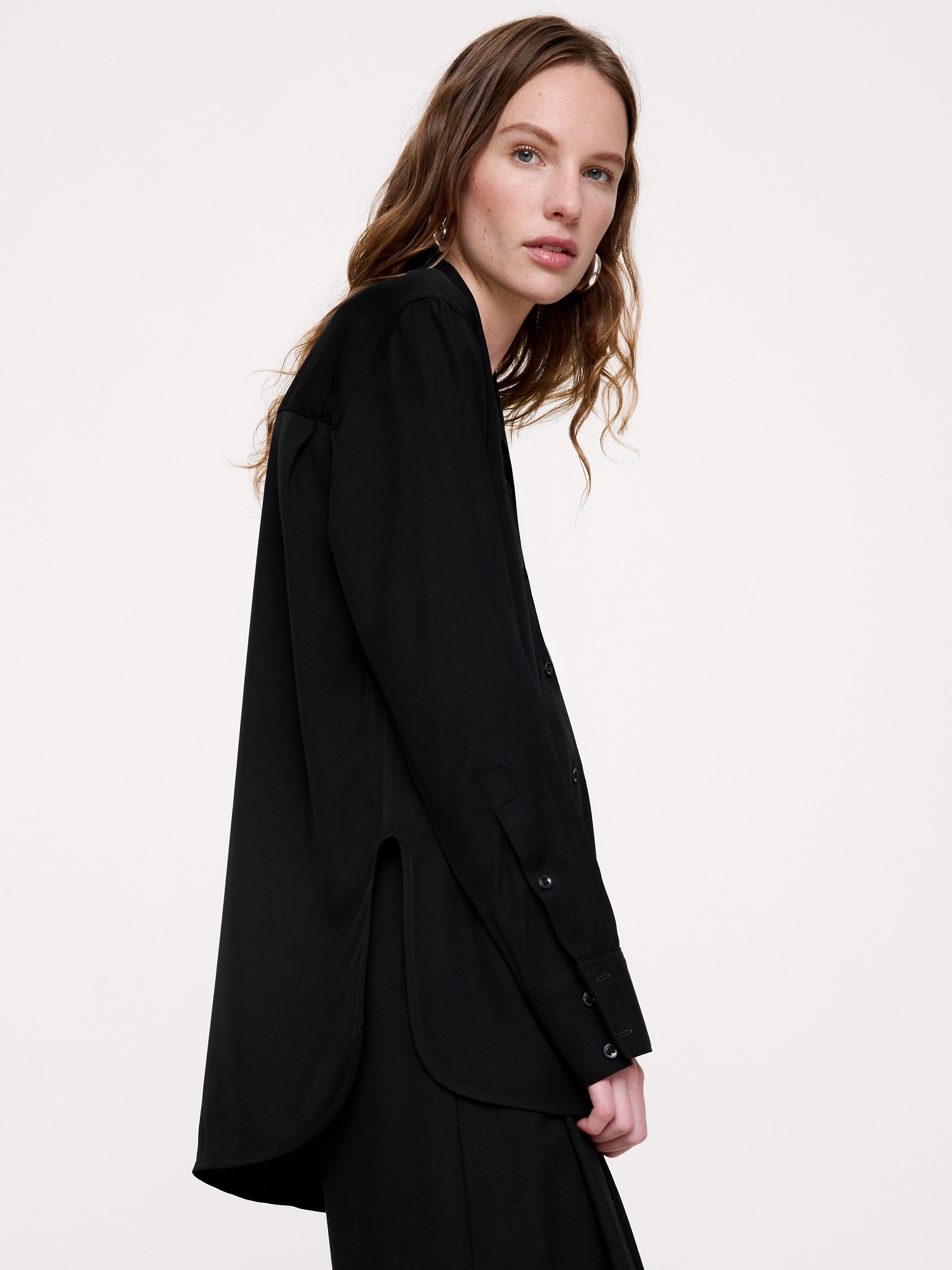 Женский топ Banana Republic Drapey Twill Tunic, цвет: Чёрный — фото 3