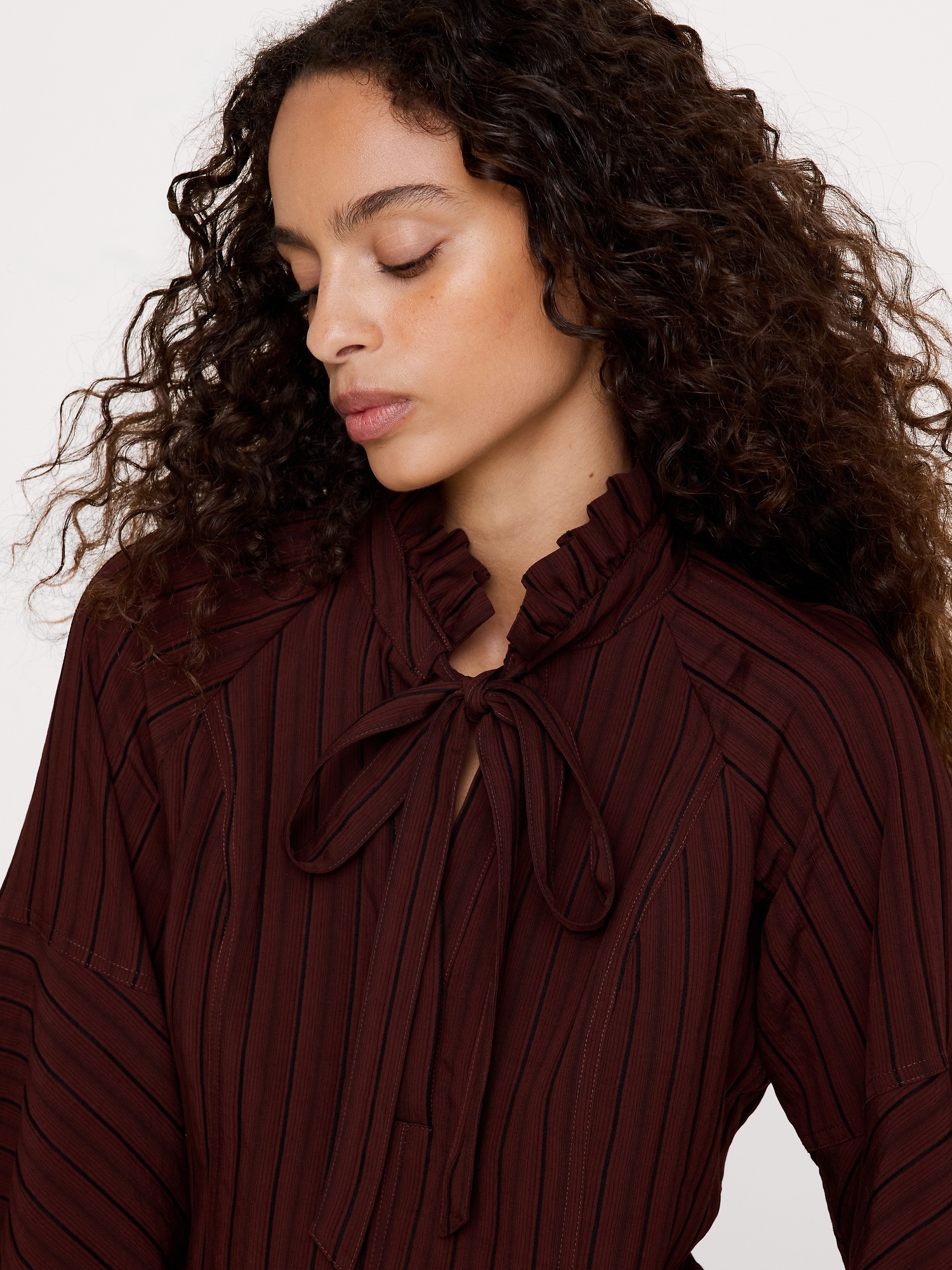 Женская блузка Banana Republic Ruffle-Neck Peasant Blouse, цвет: Бордовый — фото 3