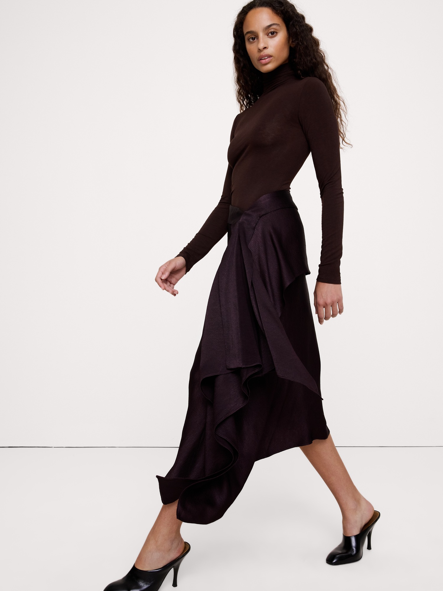 Женская юбка Banana Republic Asymmetric Hammered Satin Ruffle, цвет: Полуночный фиолетовый — фото 3