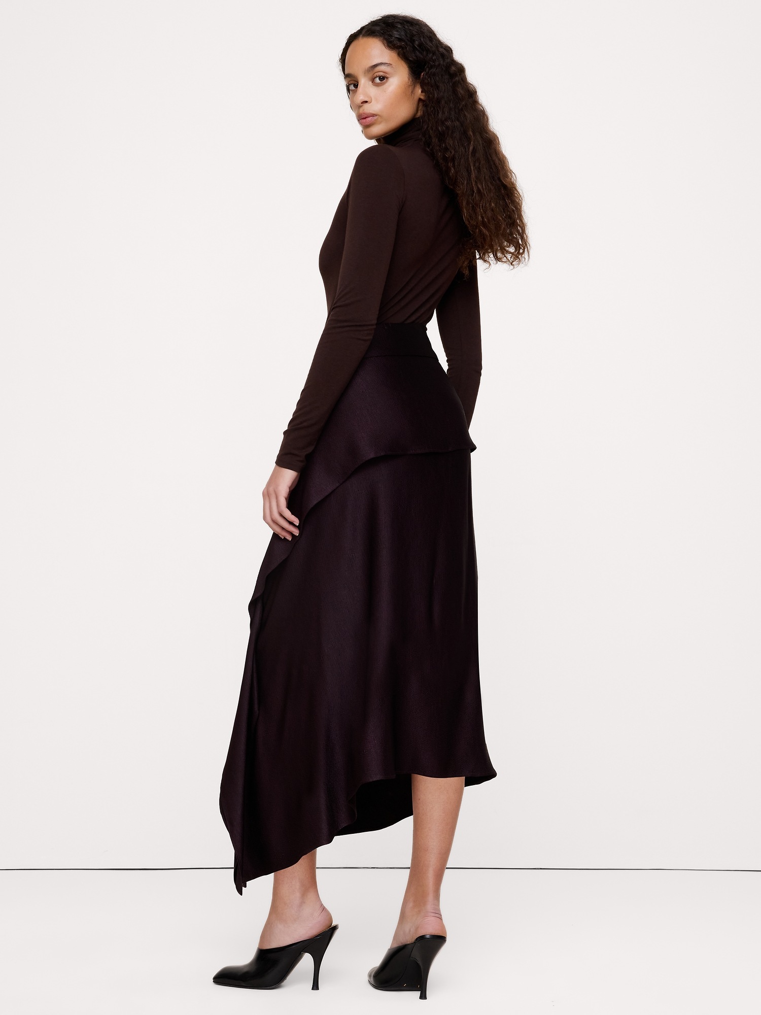 Женская юбка Banana Republic Asymmetric Hammered Satin Ruffle, цвет: Полуночный фиолетовый — фото 2