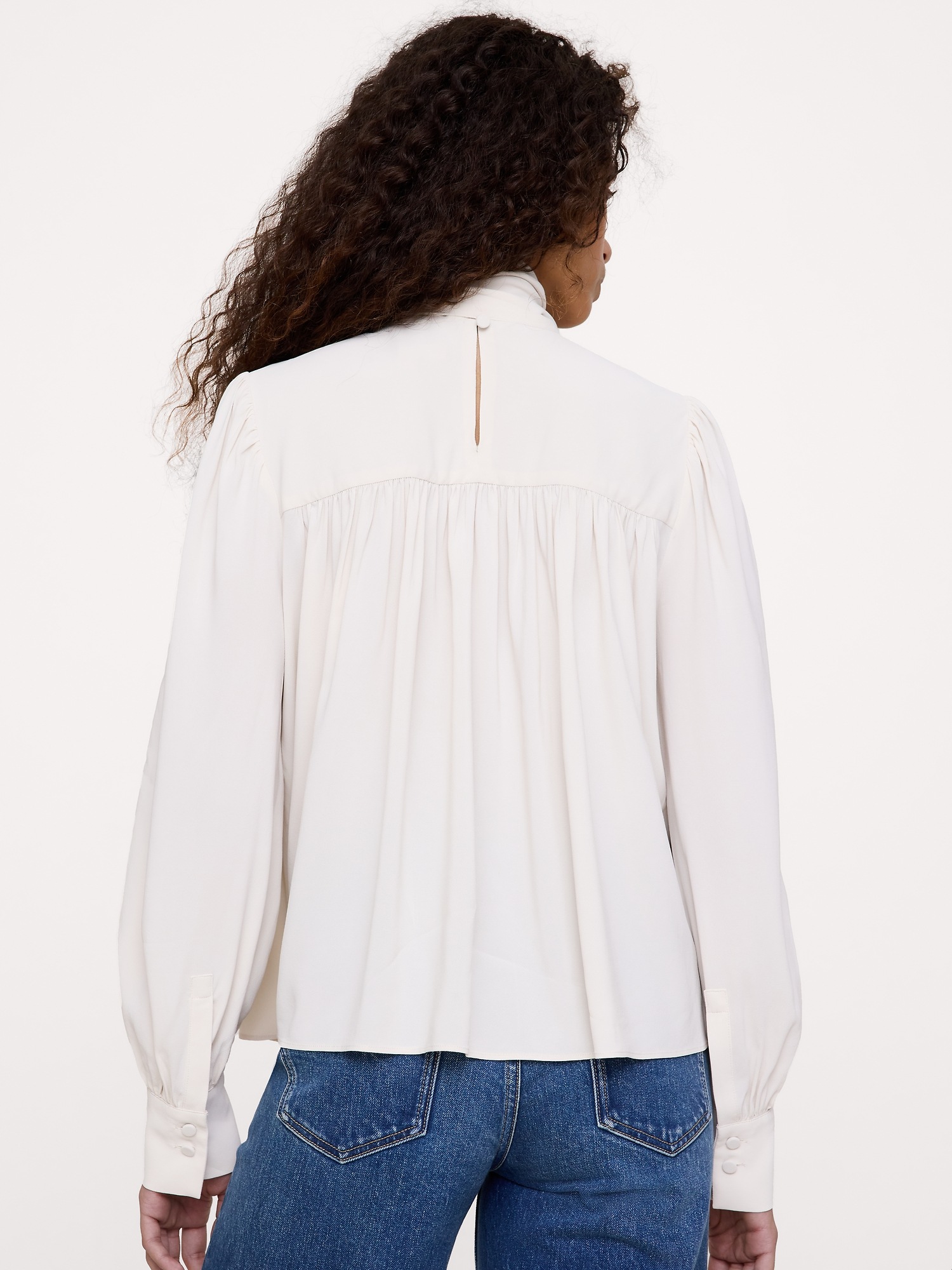 Женская блузка Banana Republic Georgette Scarf-Tie Blouse, цвет: Стоунвош белый — фото 2