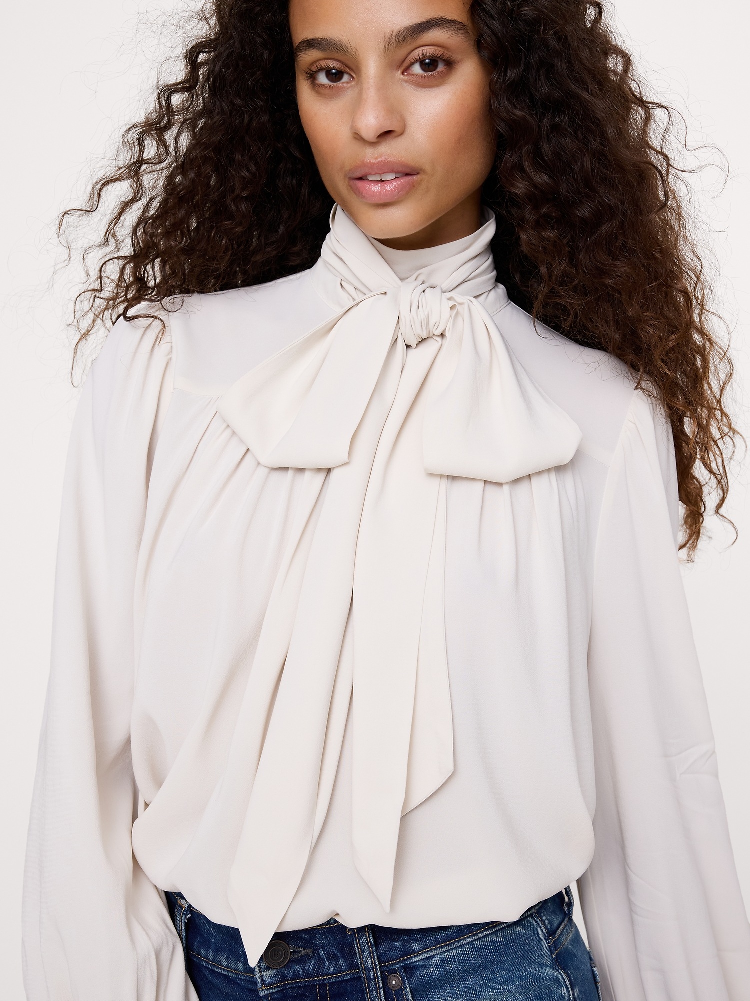 Женская блузка Banana Republic Georgette Scarf-Tie Blouse, цвет: Стоунвош белый — фото 4