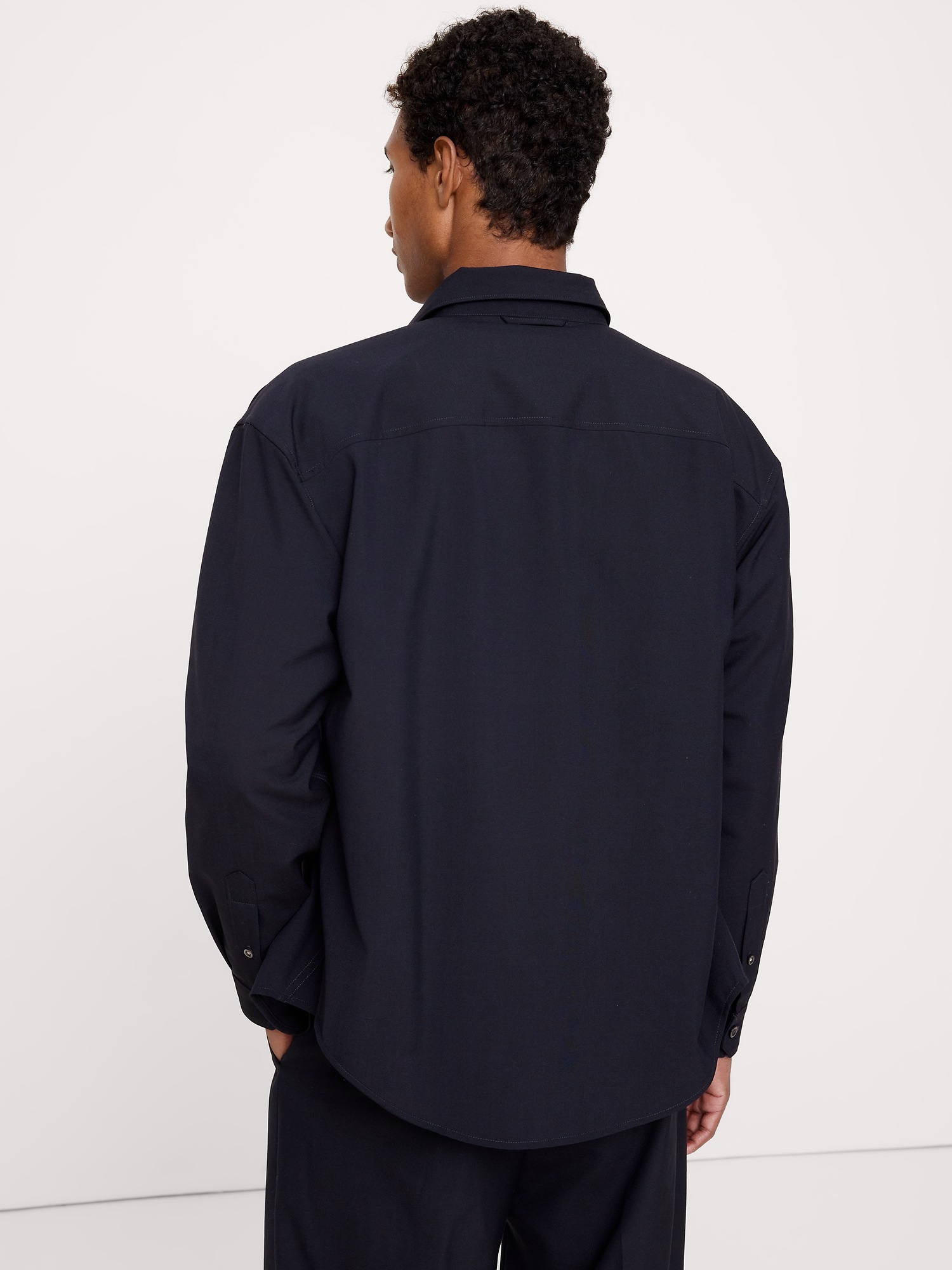 Мужская рубашка Banana Republic Relaxed On-The-Go Wool-Blend, цвет: Тёмный тёмно-синий — фото 2