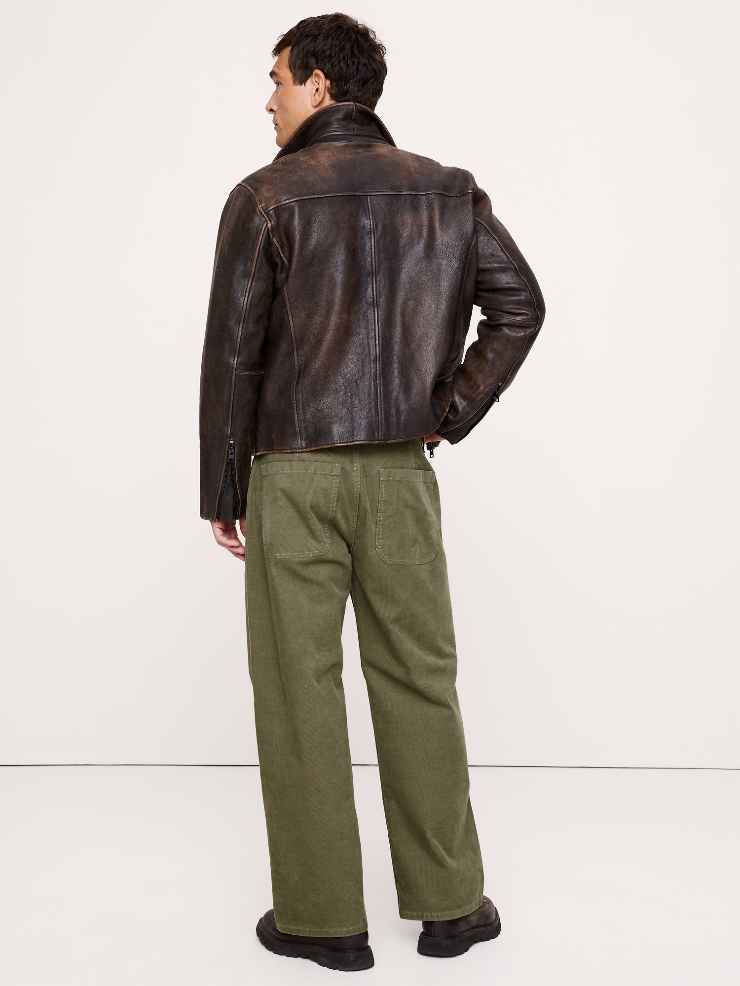 Мужские брюки Banana Republic Loose Corduroy Pant, цвет: Оливковый зелёный — фото 2