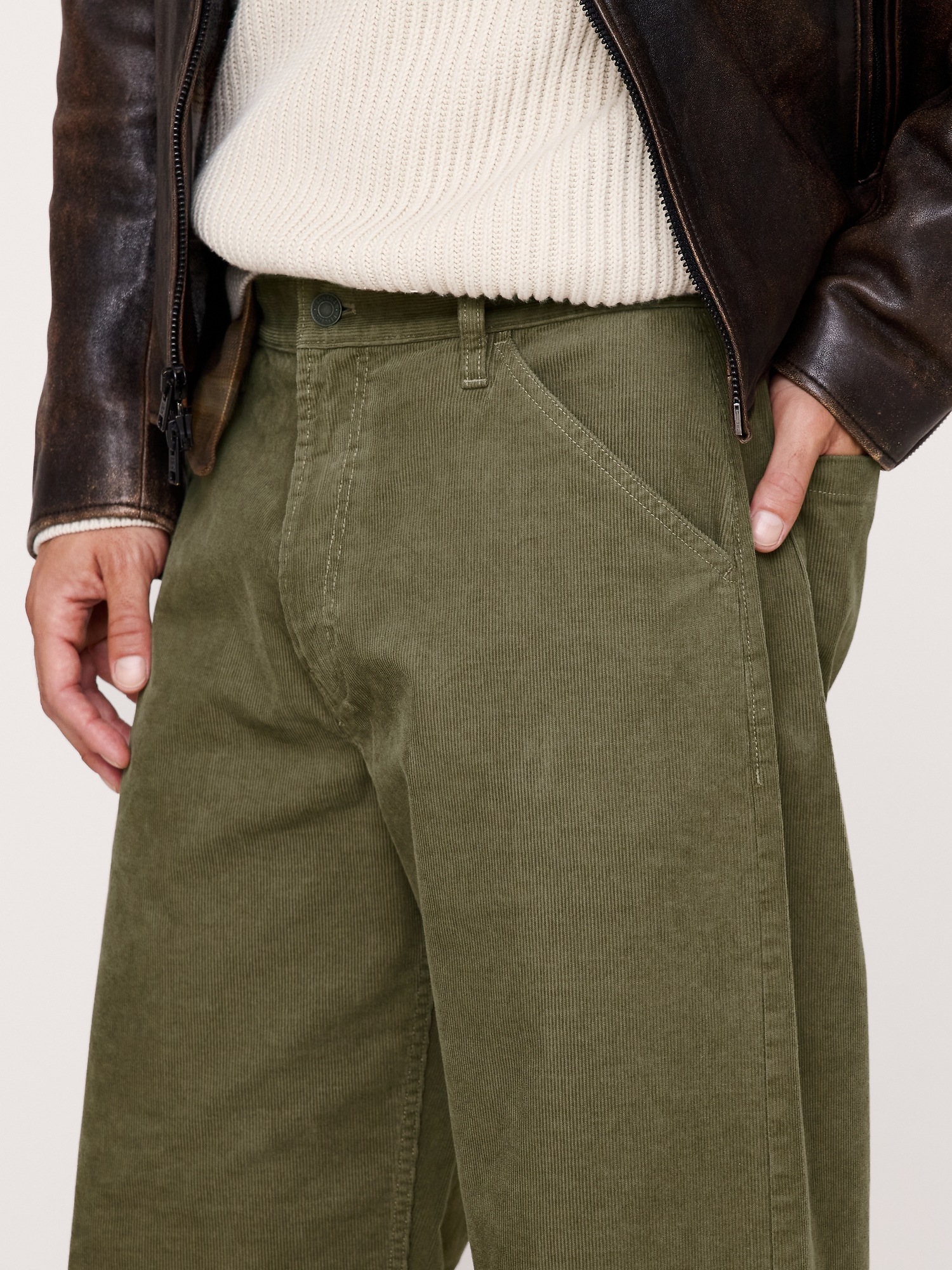 Мужские брюки Banana Republic Loose Corduroy Pant, цвет: Оливковый зелёный — фото 3