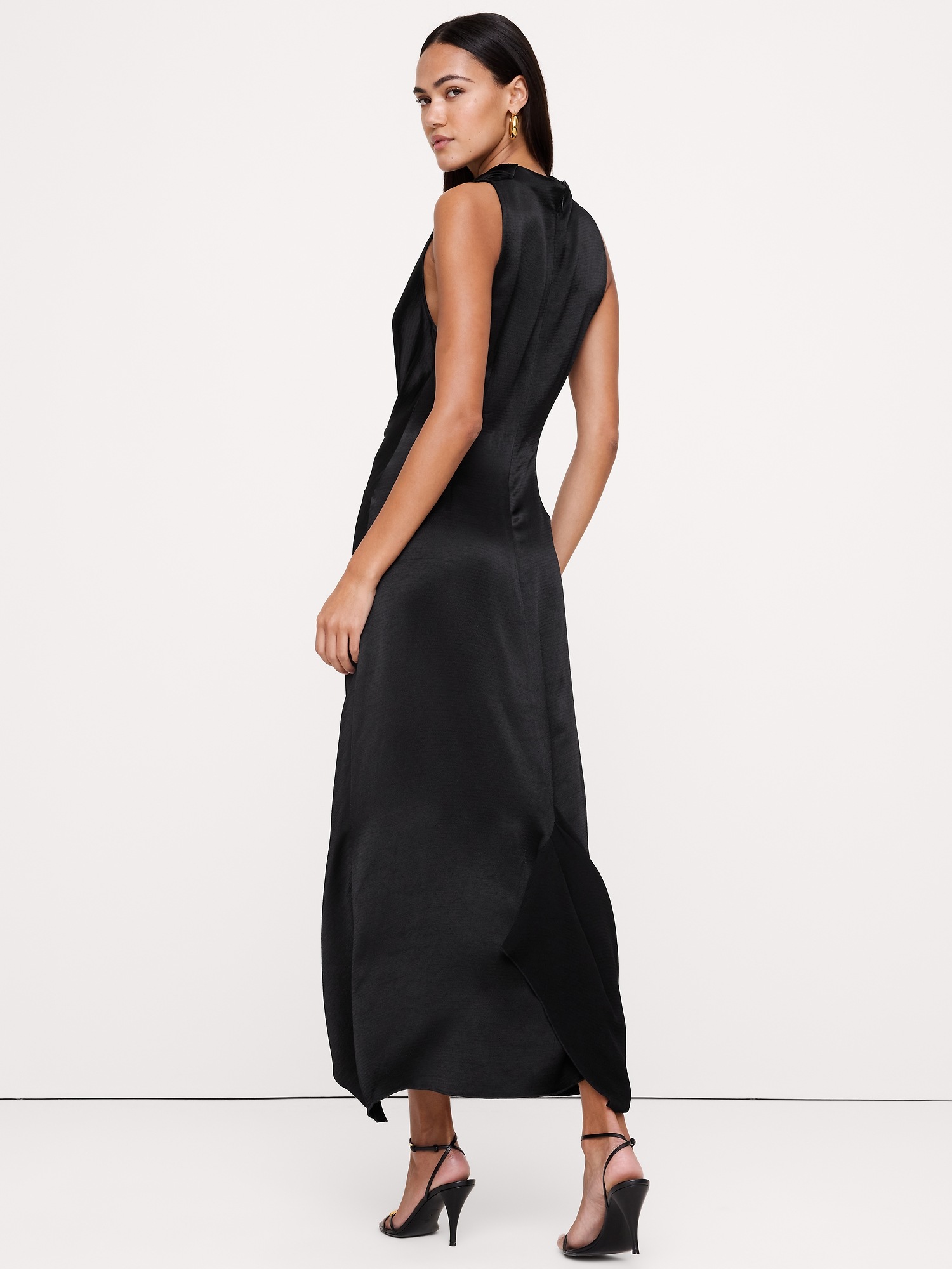 Женское платье Banana Republic Hammered Satin Draped Cowl-Neck Maxi, цвет: Чёрный — фото 2