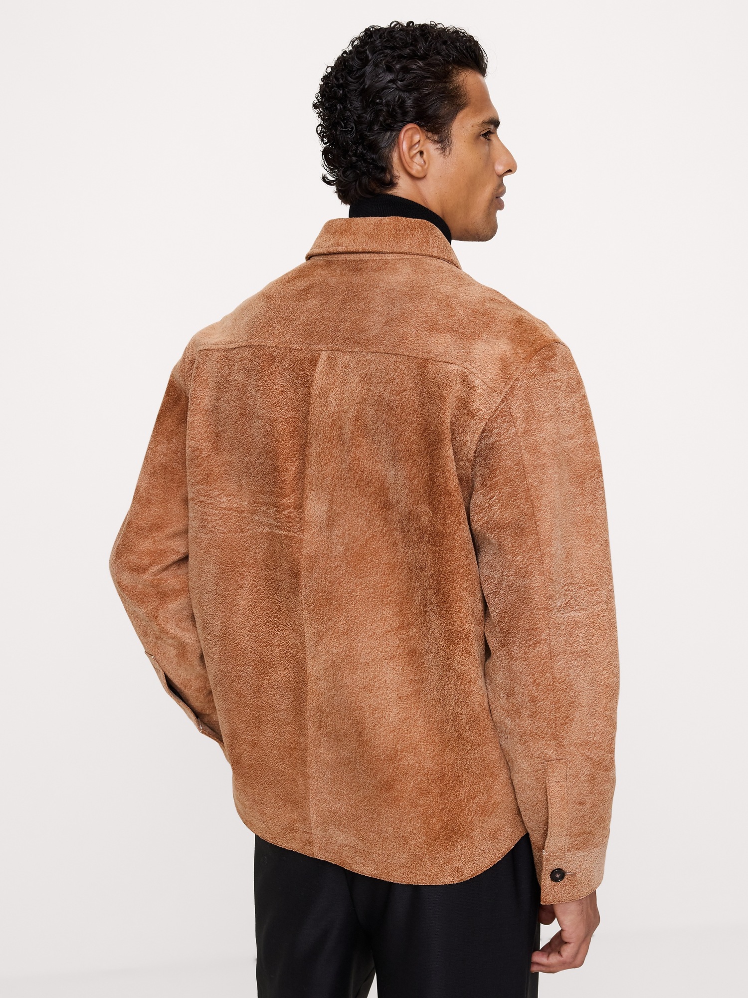 Мужская куртка Banana Republic Relaxed Textured Suede Shirt Jacket, цвет: Верблюжий бежевый — фото 2
