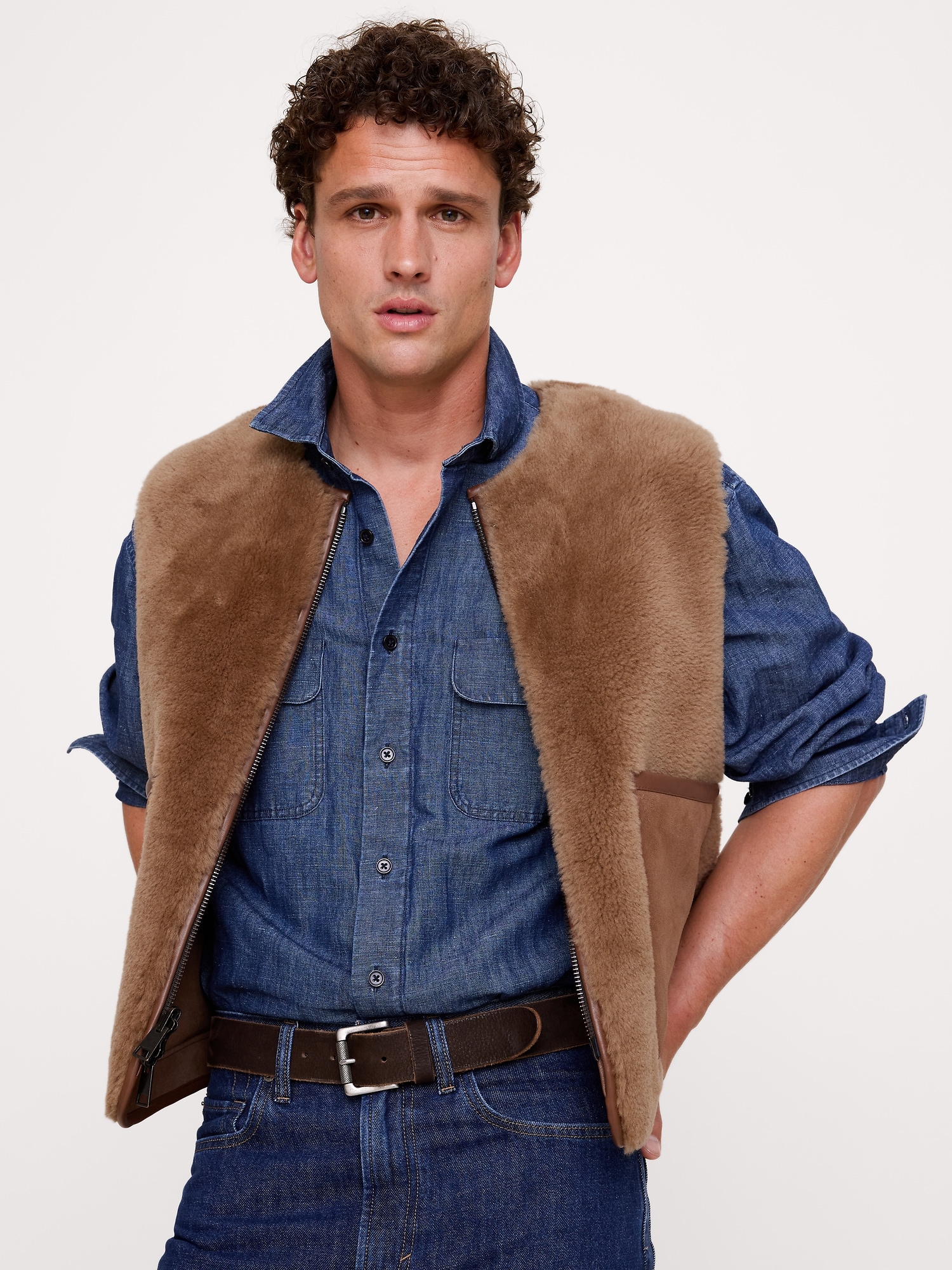 Мужской жилет Banana Republic Reversible Shearling Vest, цвет: Глубокий серо-коричневый